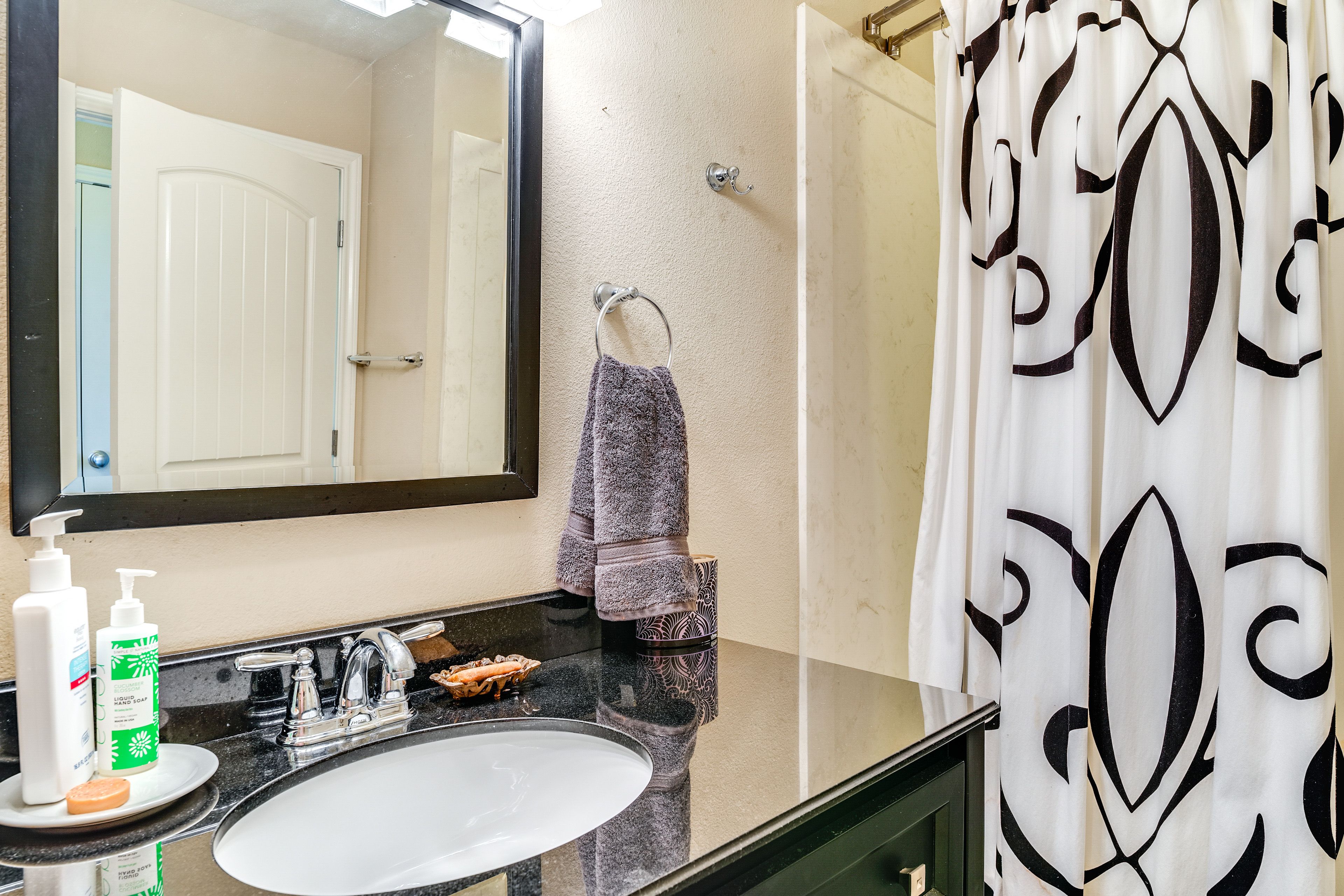 Full Bathroom | 1st Floor | Towels Provided