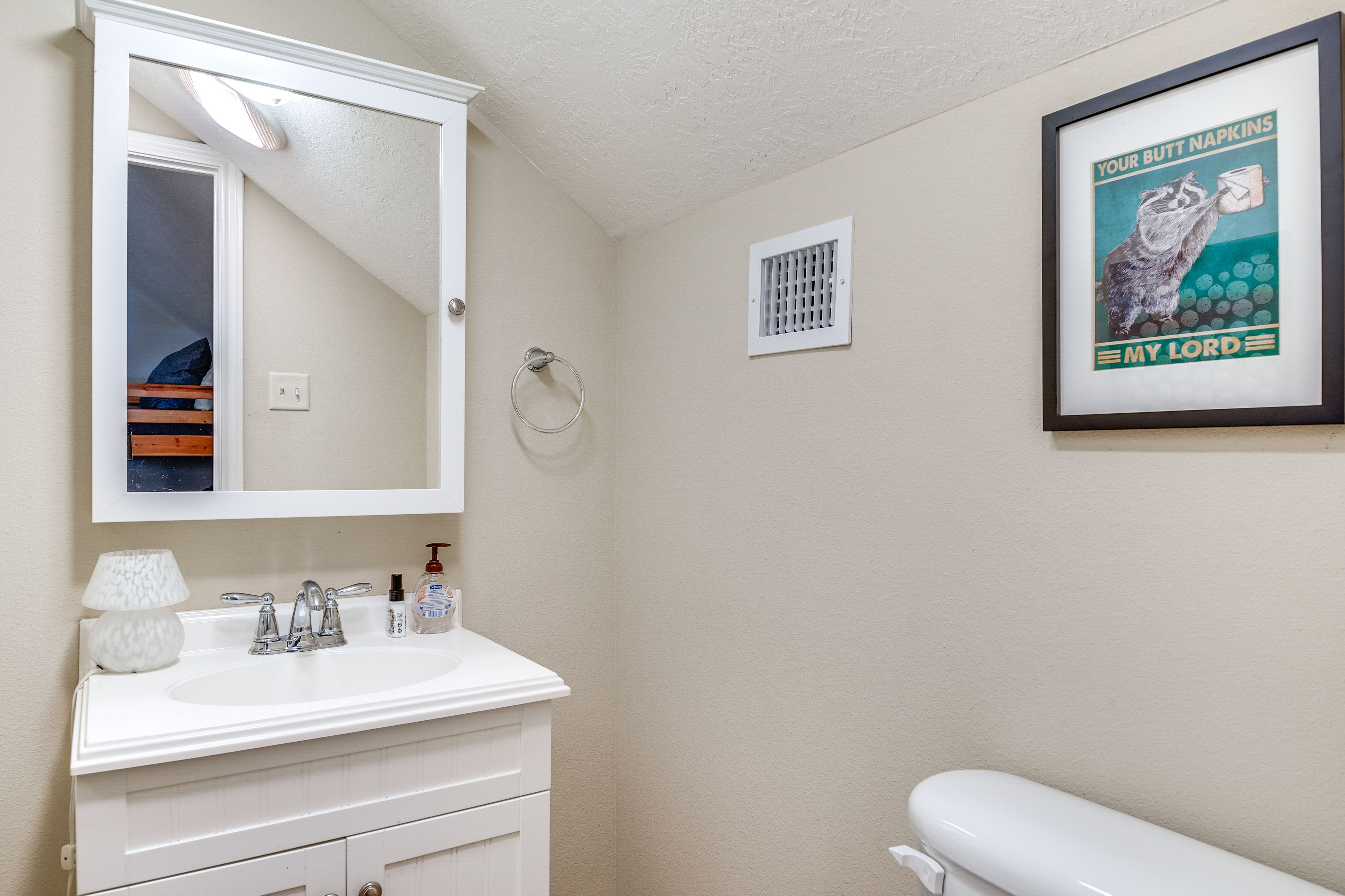 Half Bathroom | 2nd Floor | Towels Provided
