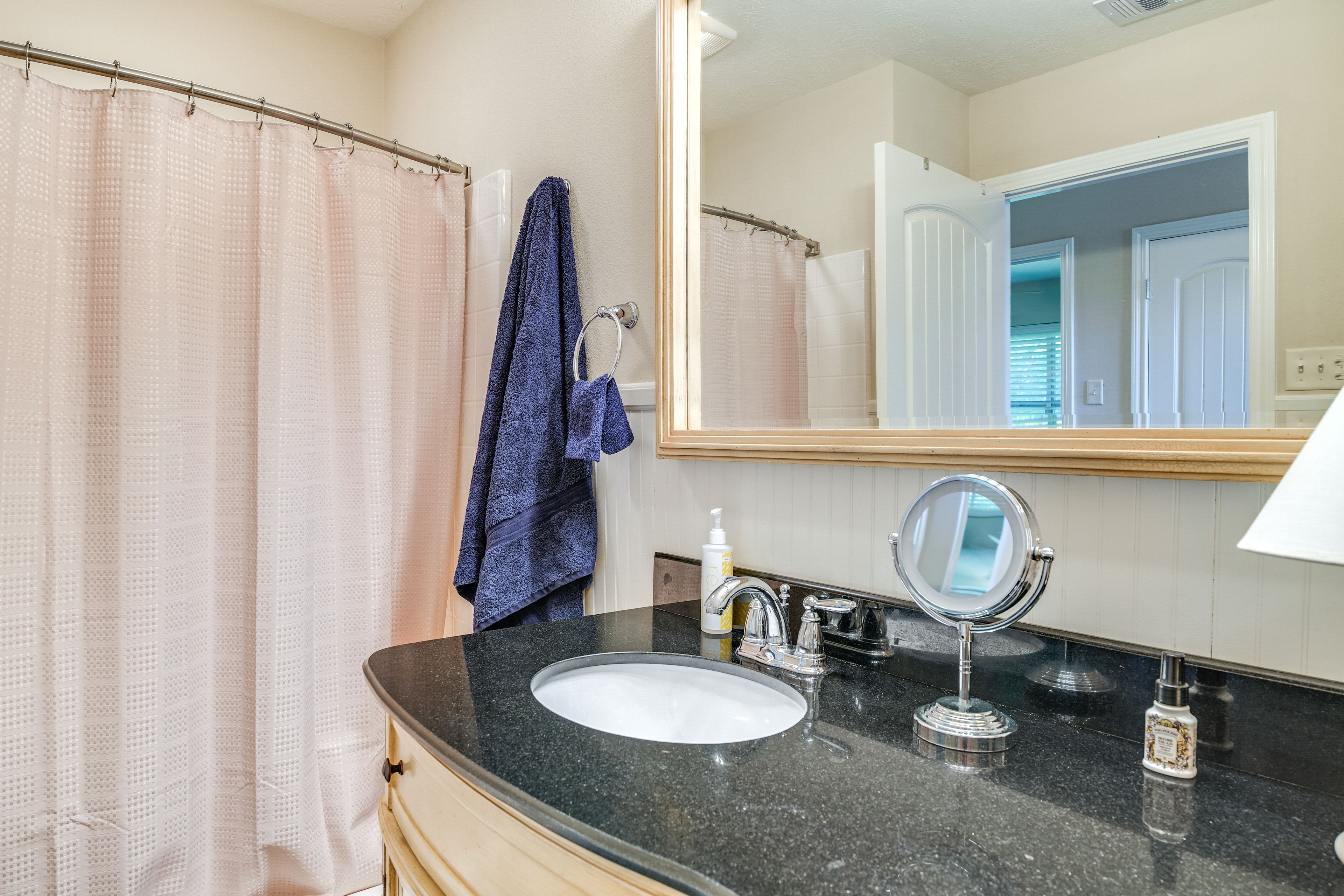 Full Bathroom | 1st Floor | Towels Provided