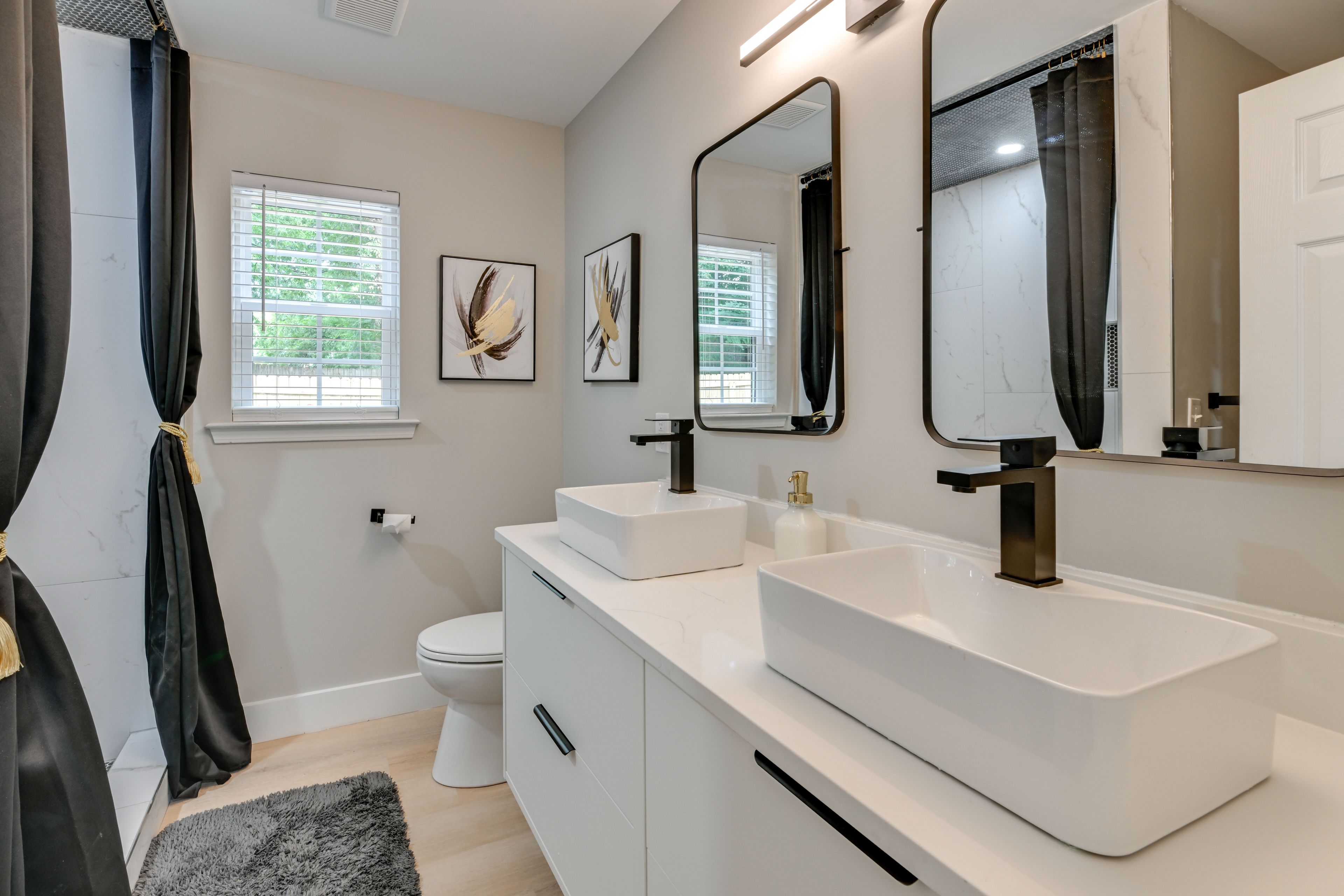 Full Bathroom | Towels Provided | 1st Floor
