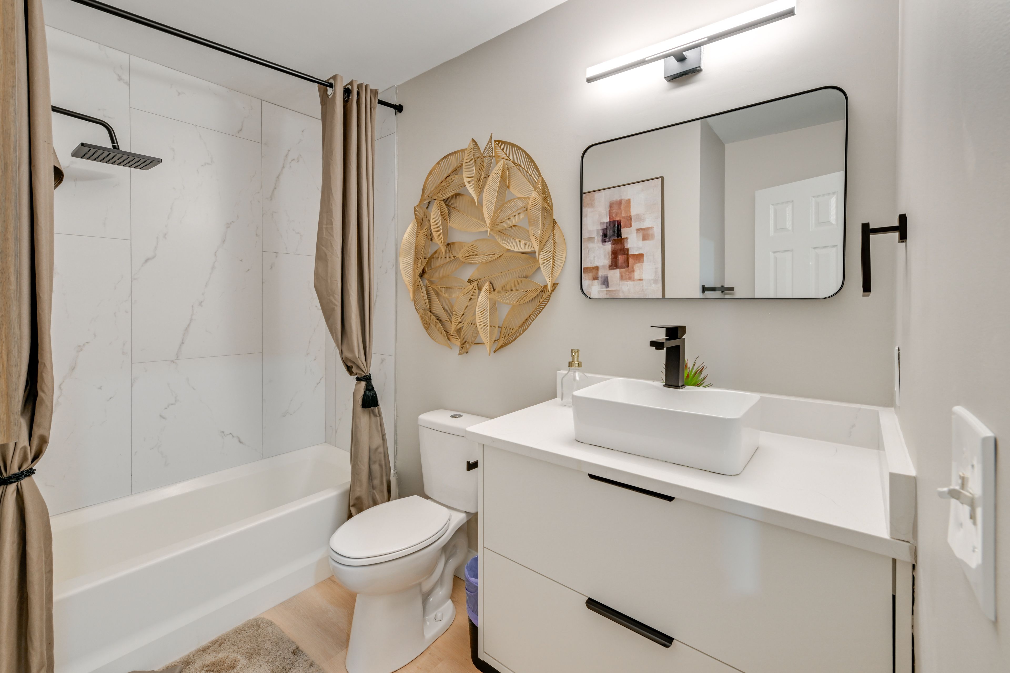 Full Bathroom | Complimentary Toiletries | Hair Dryer | 2nd Floor
