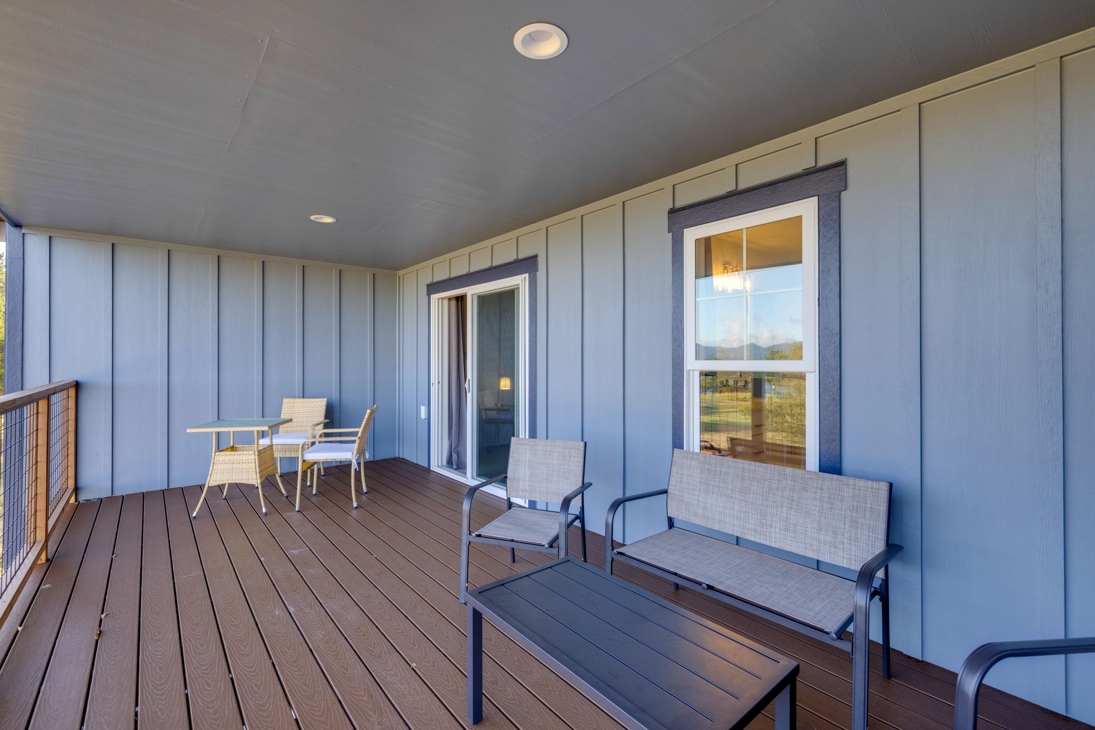 Upper Balcony | Outdoor Dining Area