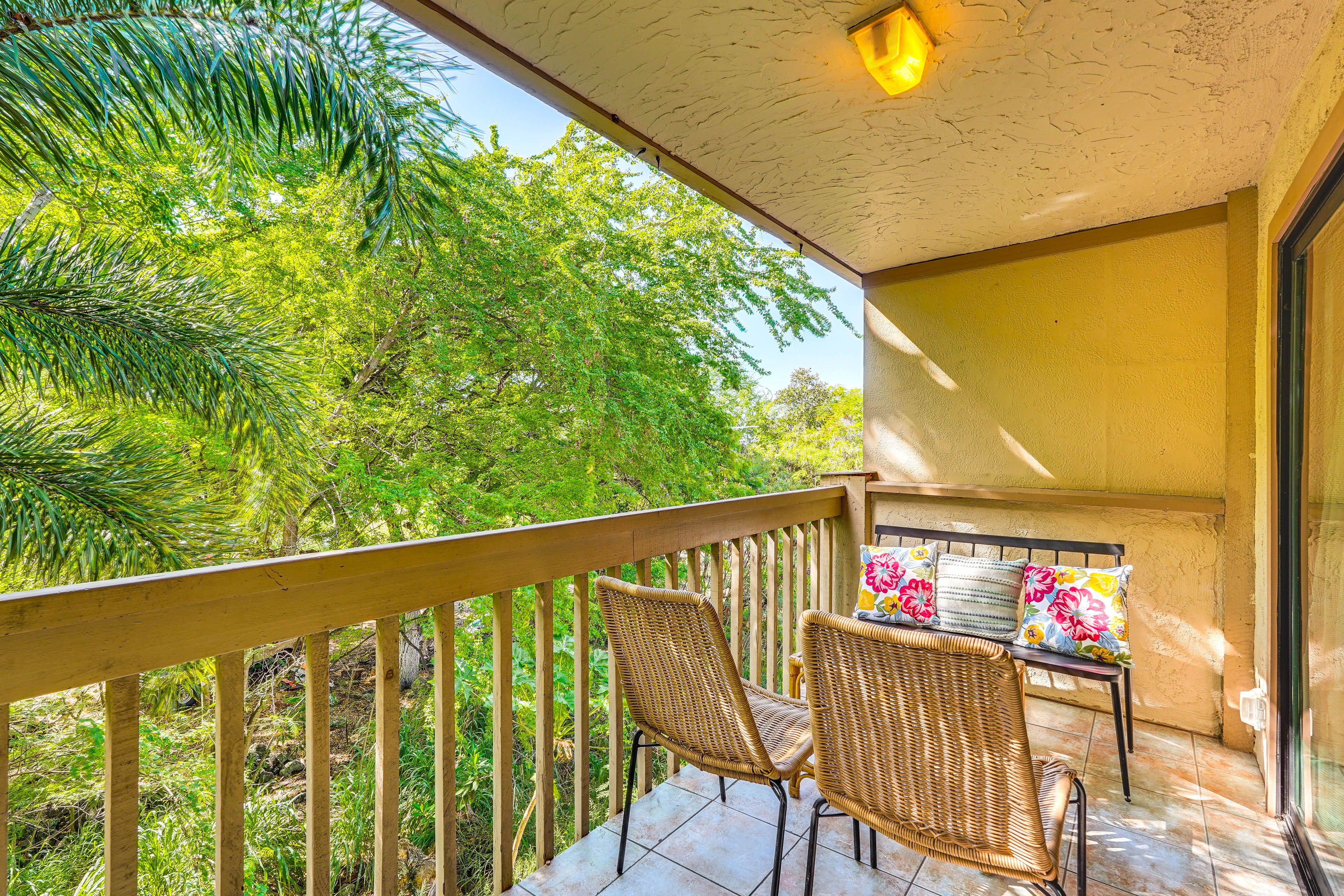 Lanai | 3rd-Floor Unit | On-Site Pool Access | 0.8 Mi to Magic Sands Beach