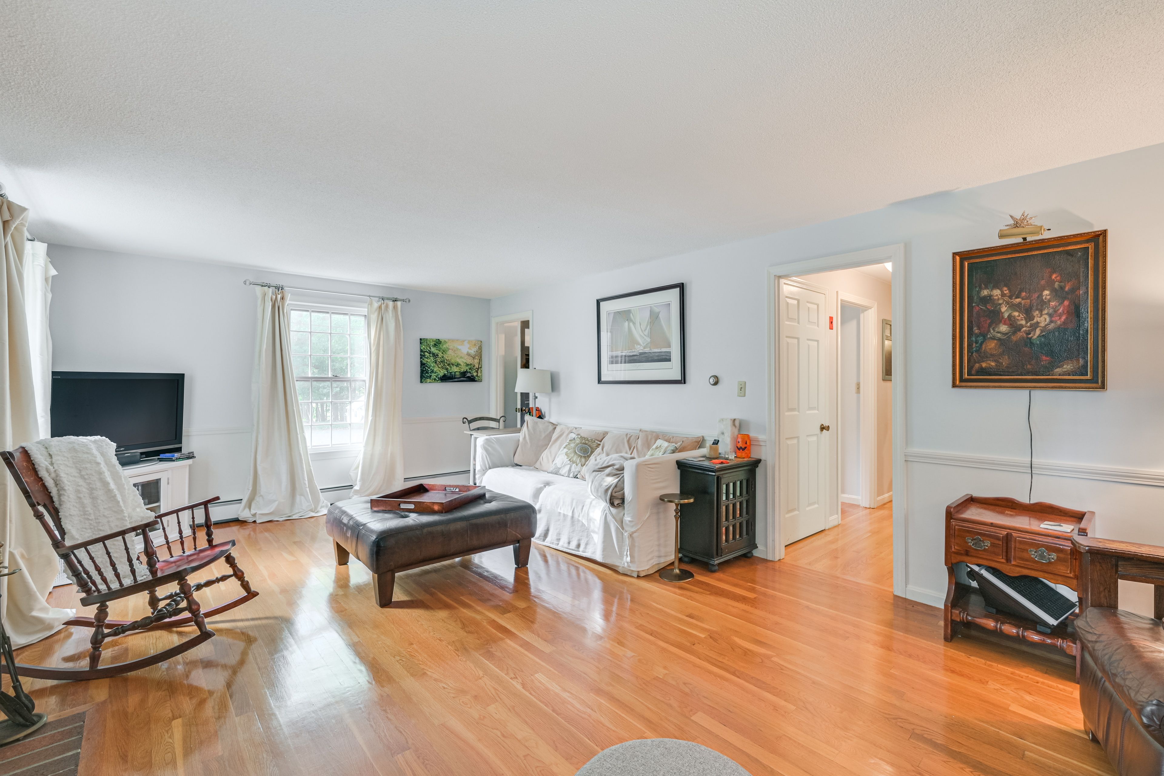 Living Room | Cable TV | Wood-Burning Fireplace | 1st Floor