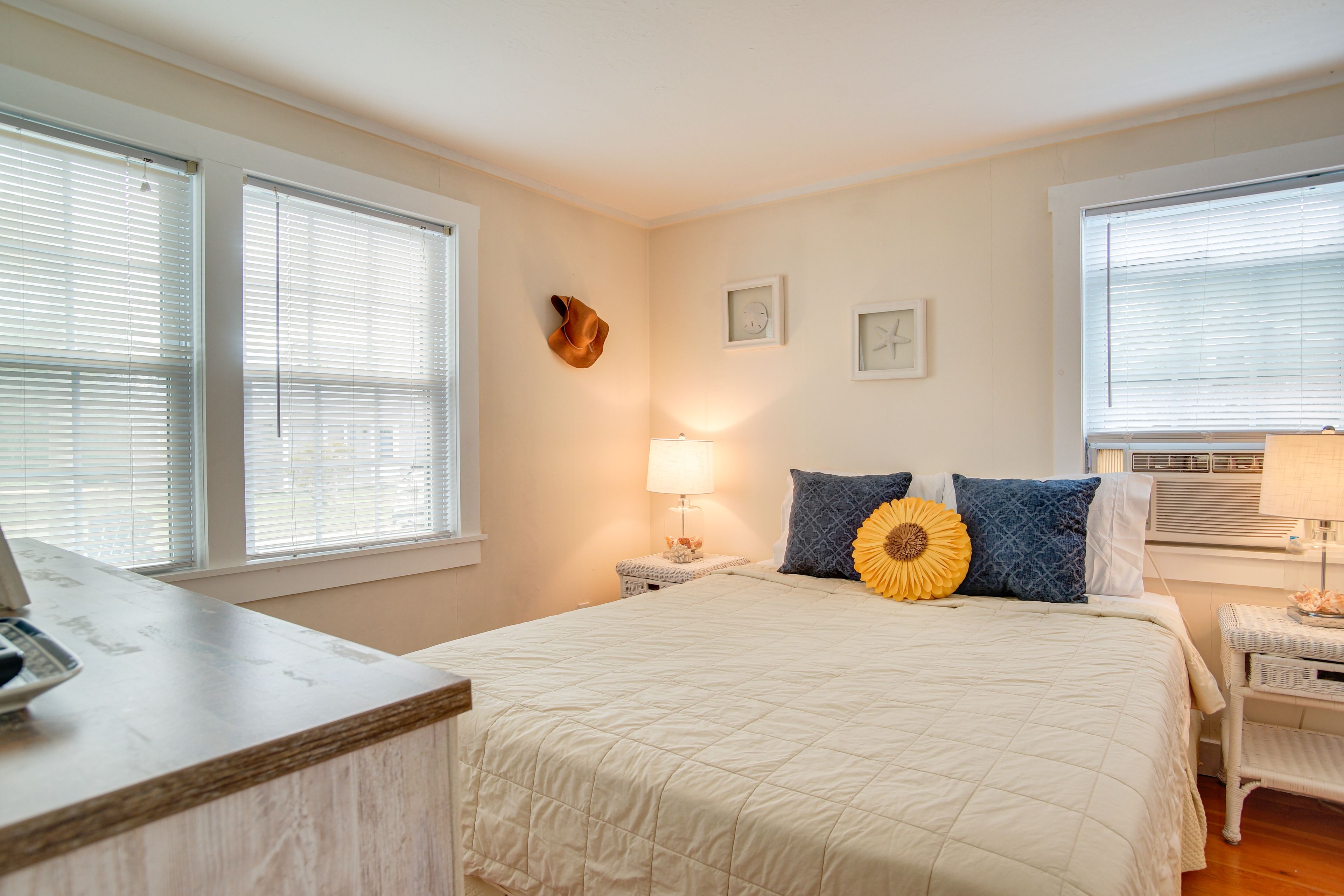 Bedroom 1 | Queen Bed | Smart TV