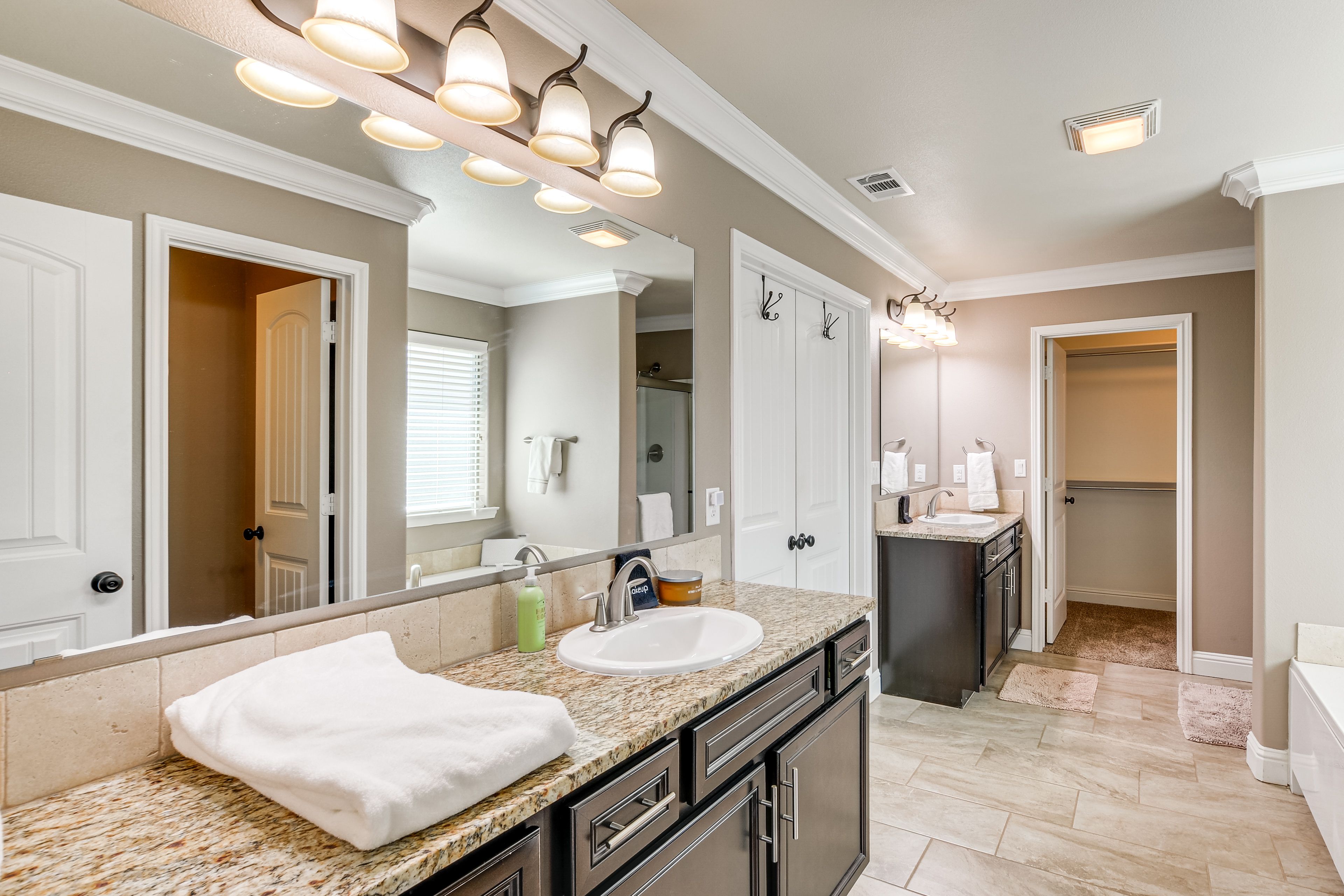 Full Bathroom | Complimentary Toiletries | Towels Provided | Hair Dryer
