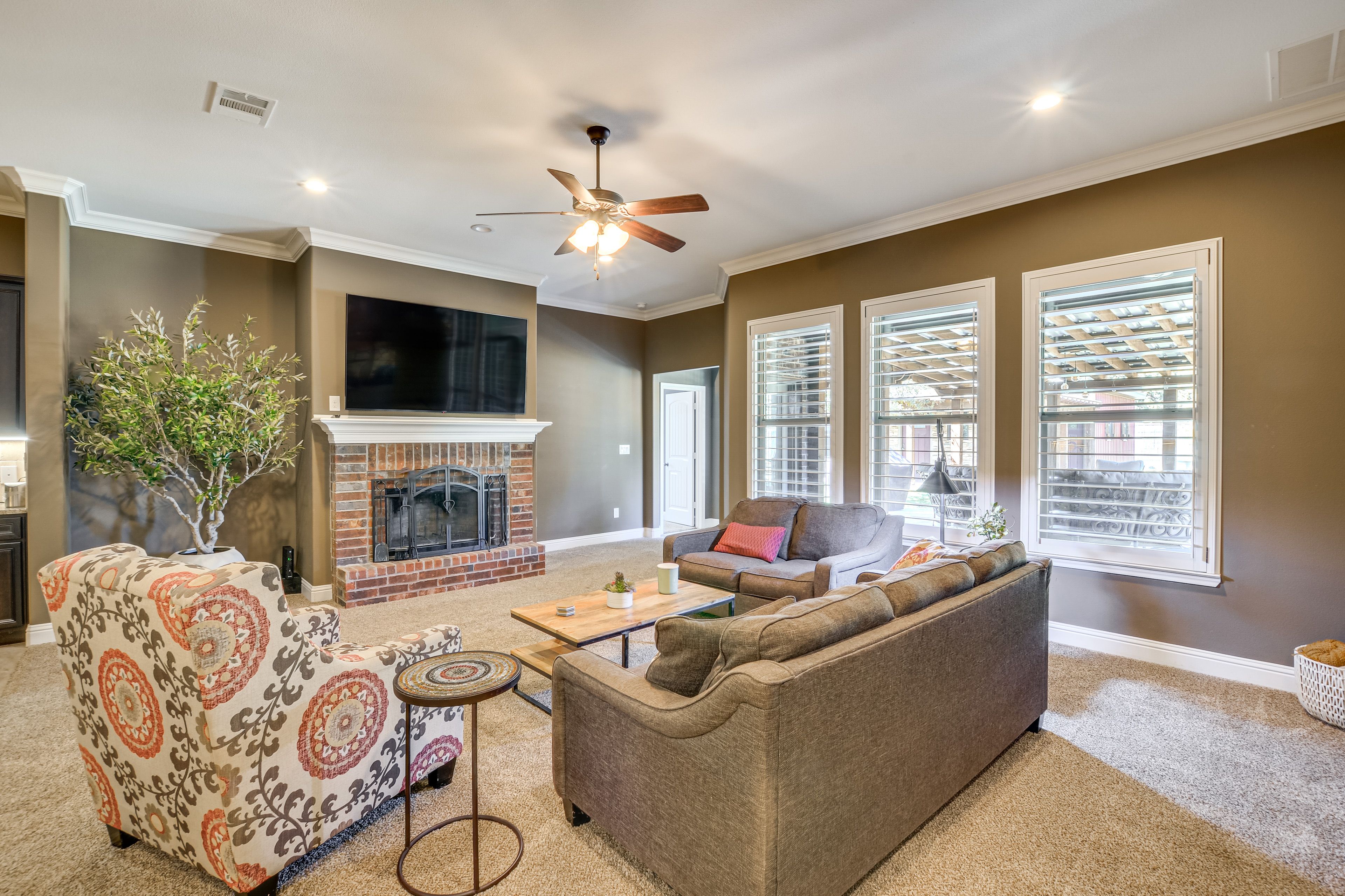 Living Room | Smart TV | Central Heating & A/C | Free WiFi