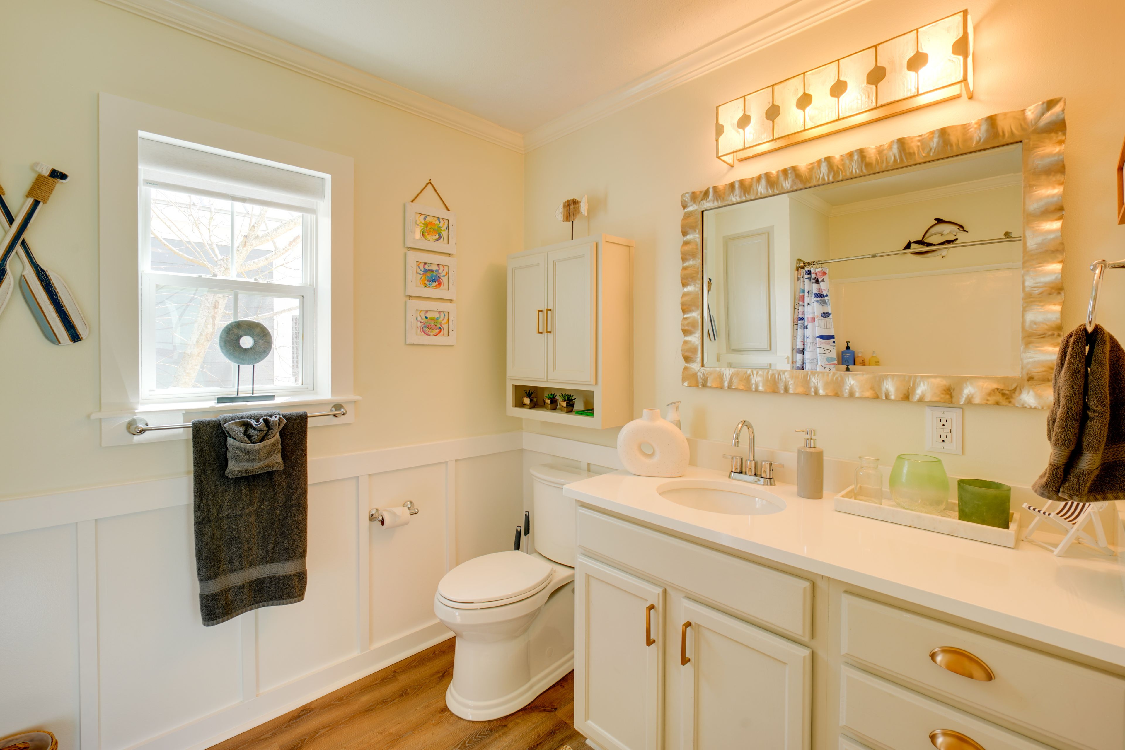 Full Bathroom | Main Level | Towels Provided | Complimentary Toiletries