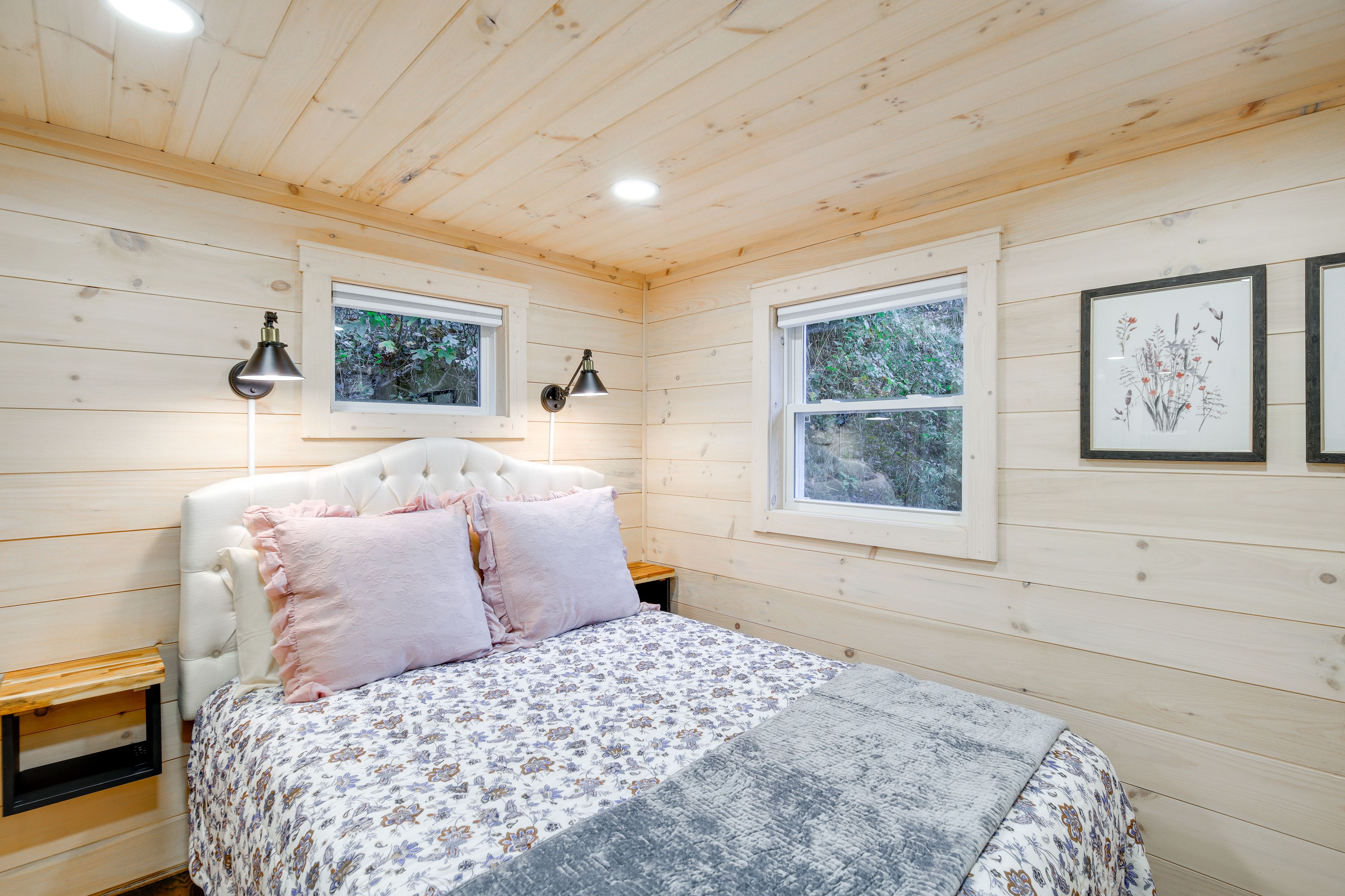 Bedroom 1 | Queen Bed | Main Floor