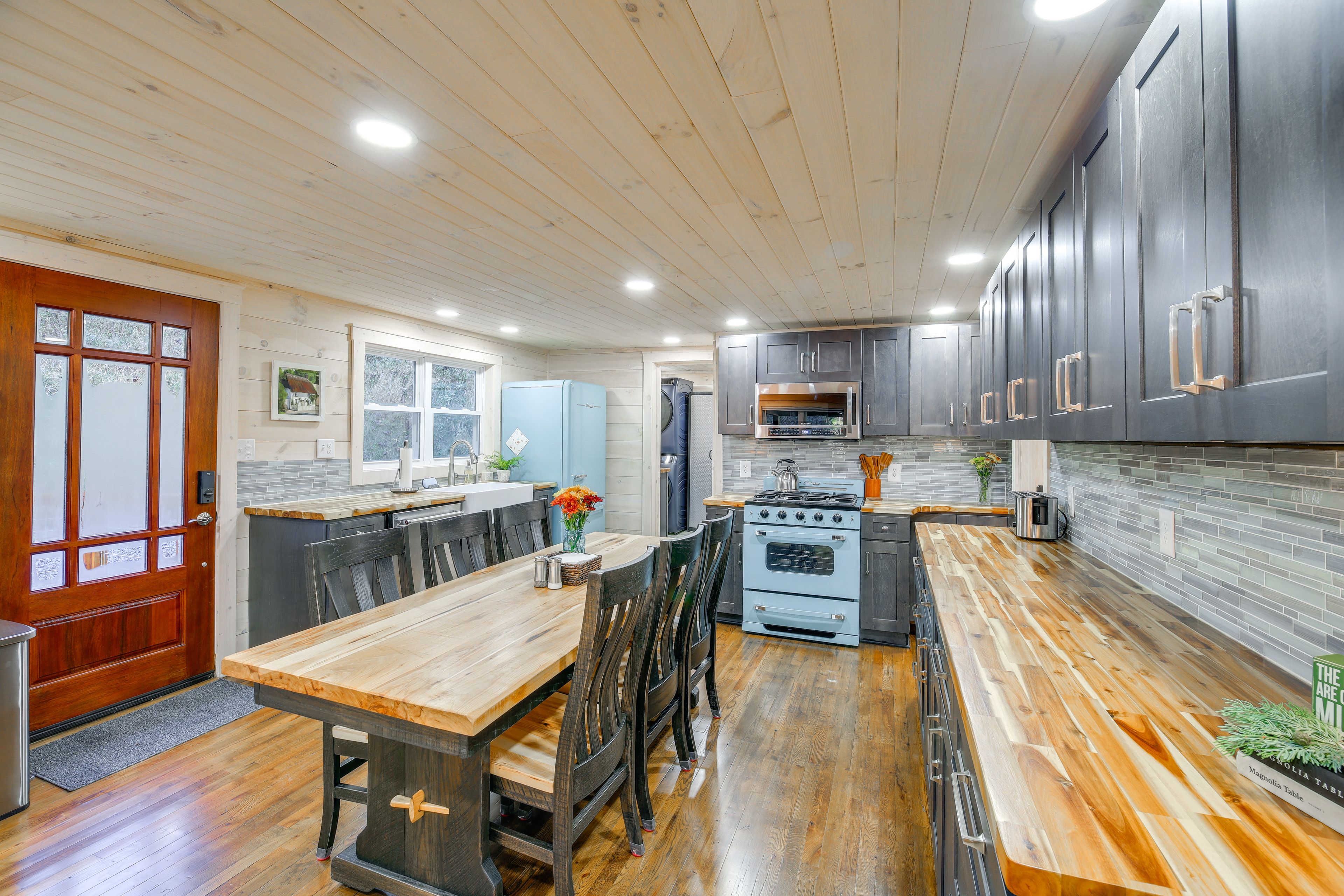 Dining Area | Dishware/Flatware Provided | Main Floor