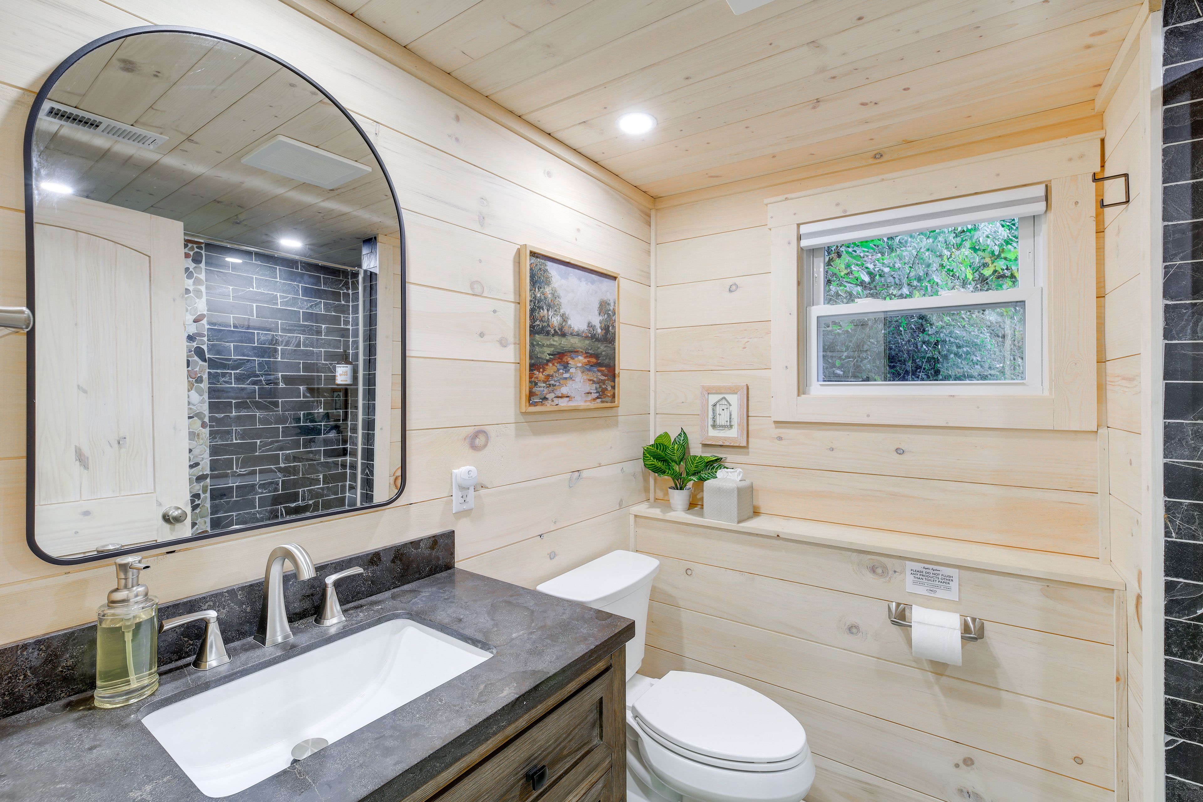 Full Bathroom | Complimentary Toiletries | Main Floor