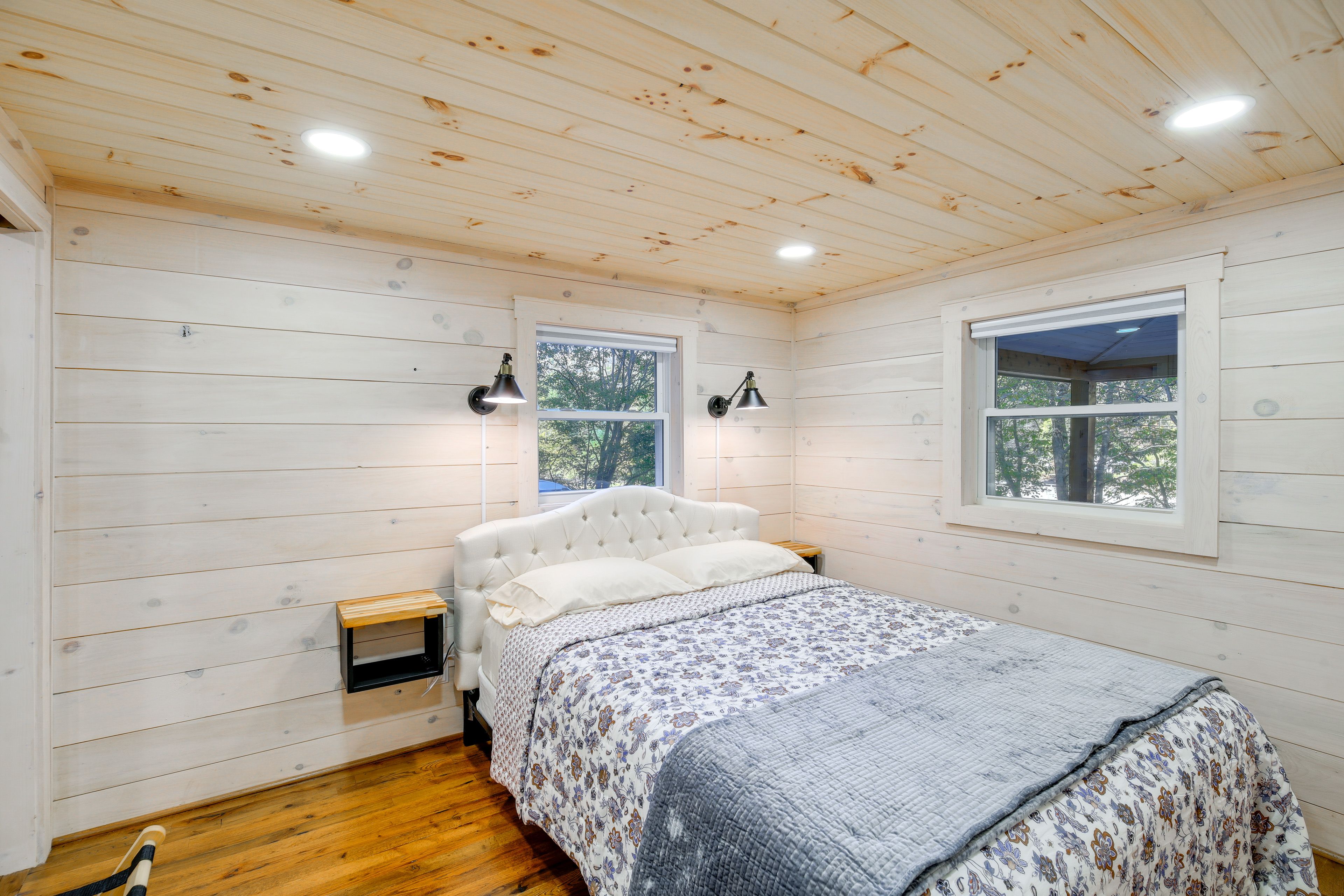 Bedroom 2 | Queen Bed | Main Floor