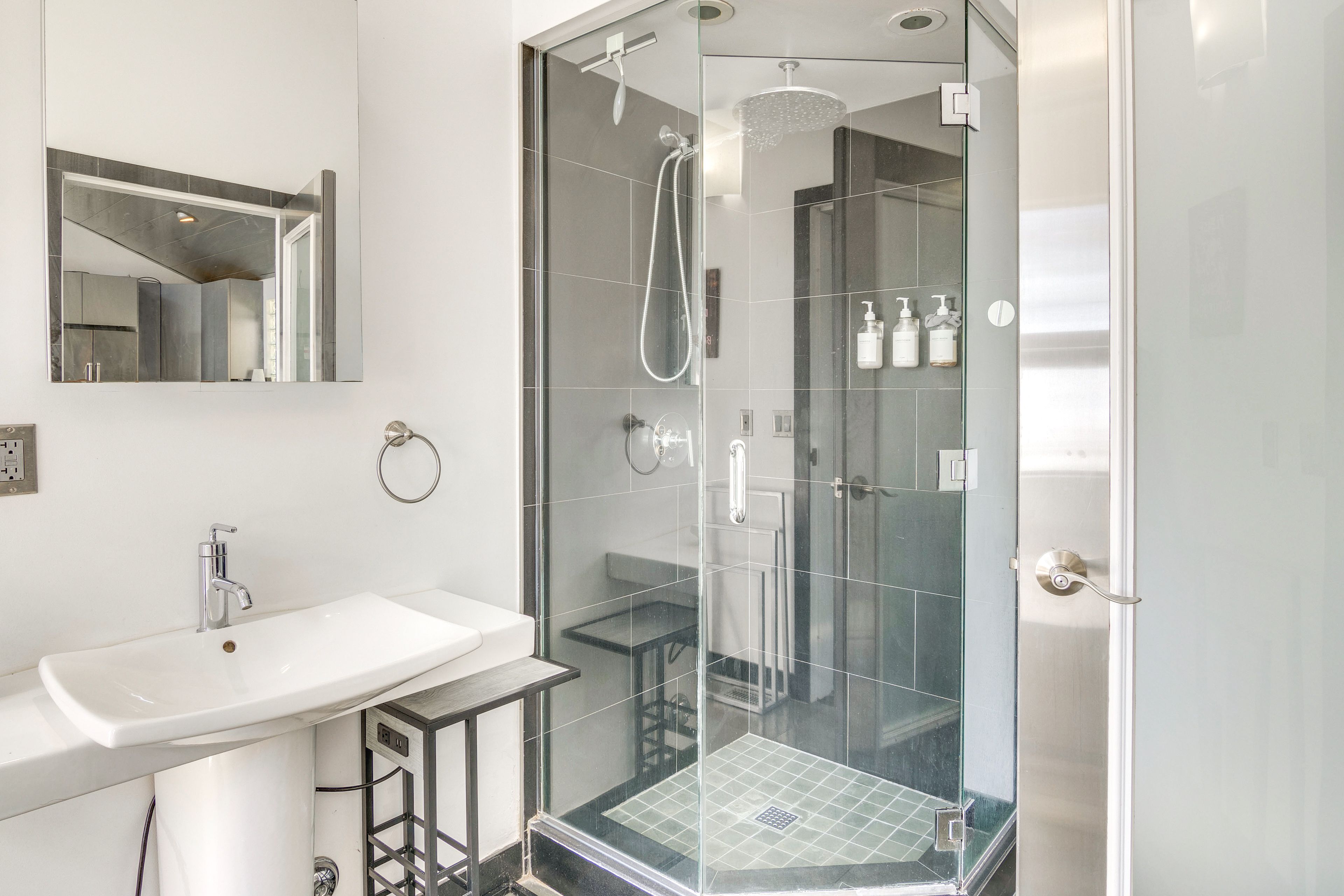 Full Bathroom | Towels Provided | Main Floor