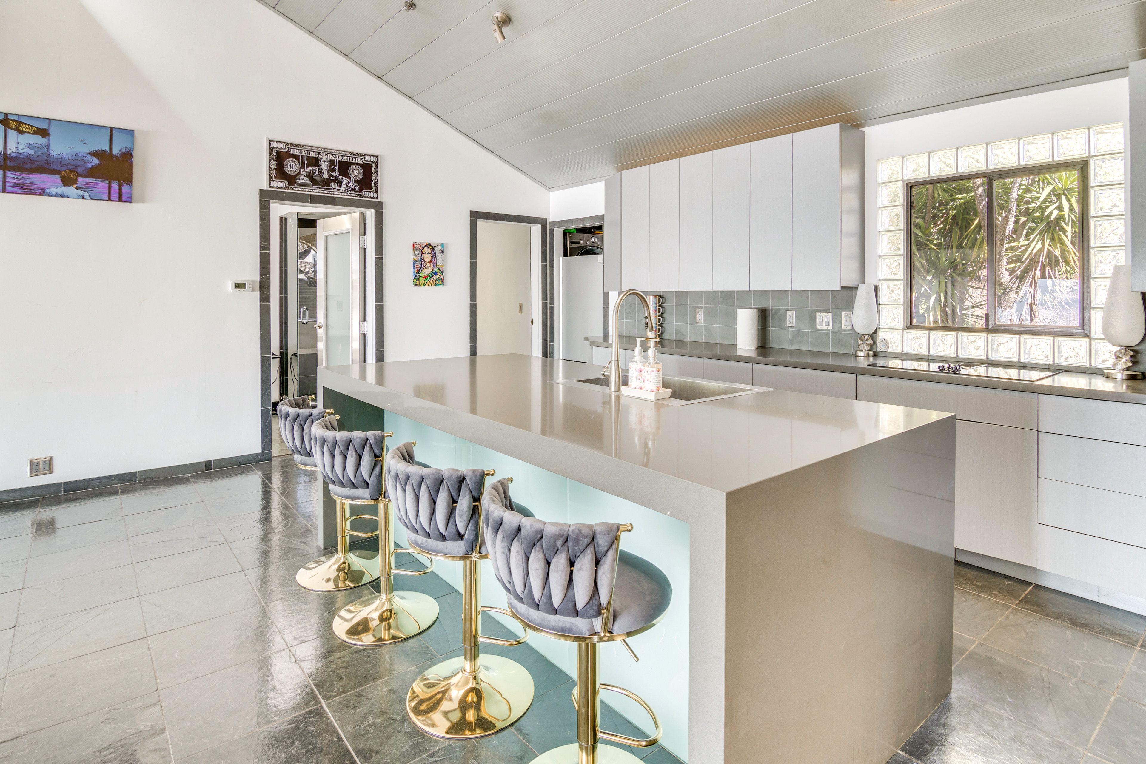 Breakfast Bar | Main Floor