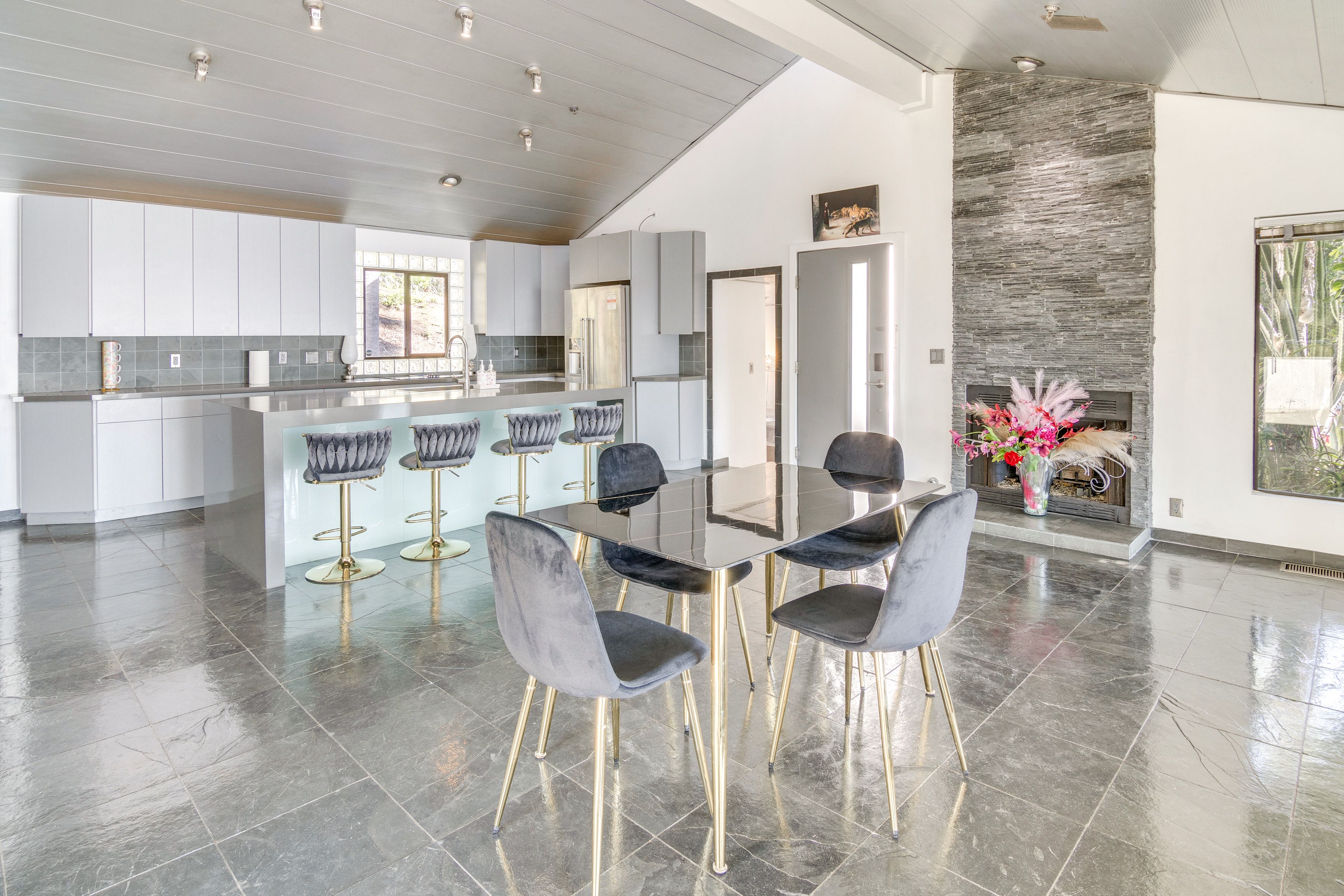 Dining Area | Kitchen