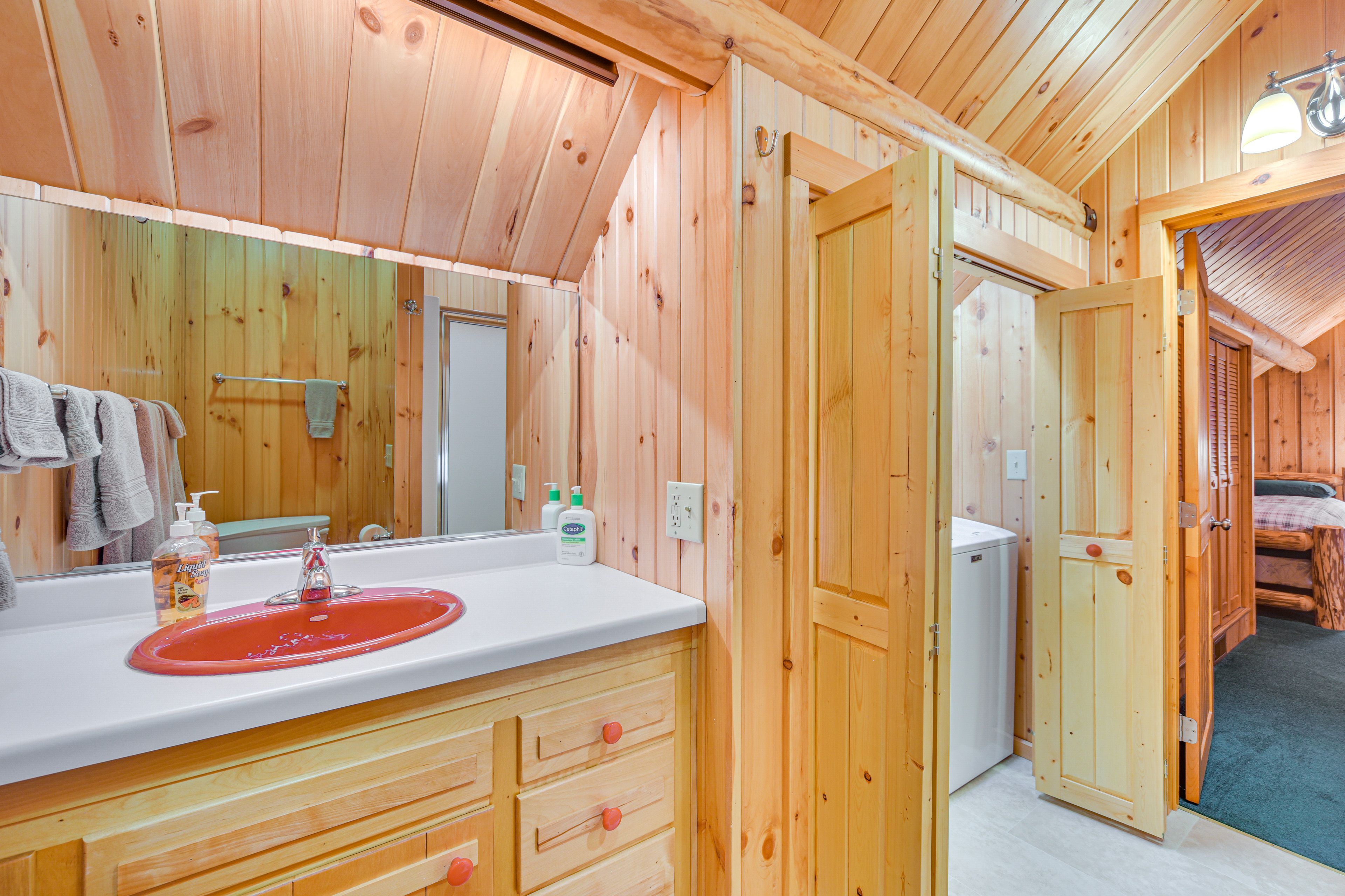 Full Bathroom | Laundry | 2nd Floor