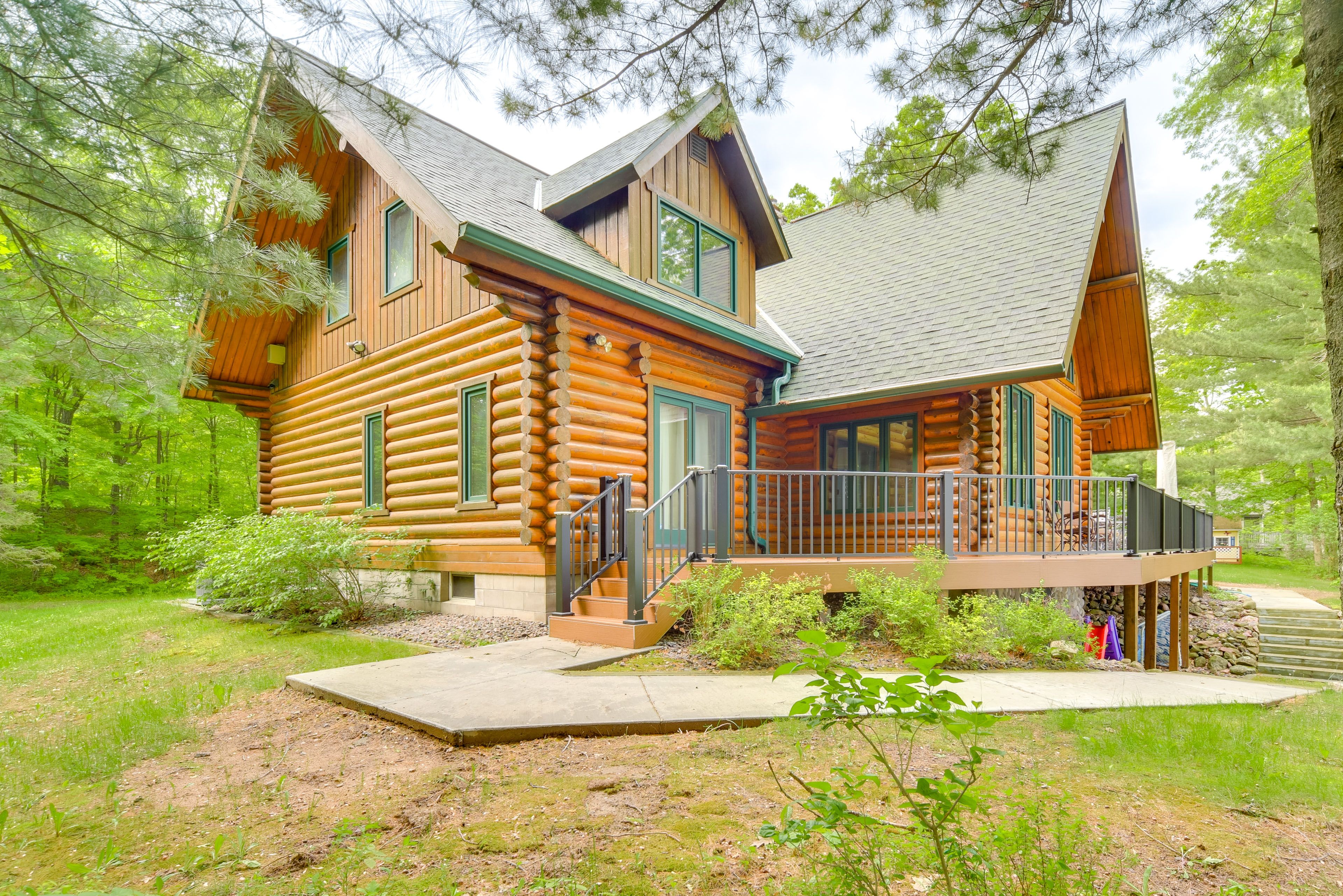 Cabin Exterior | Backyard