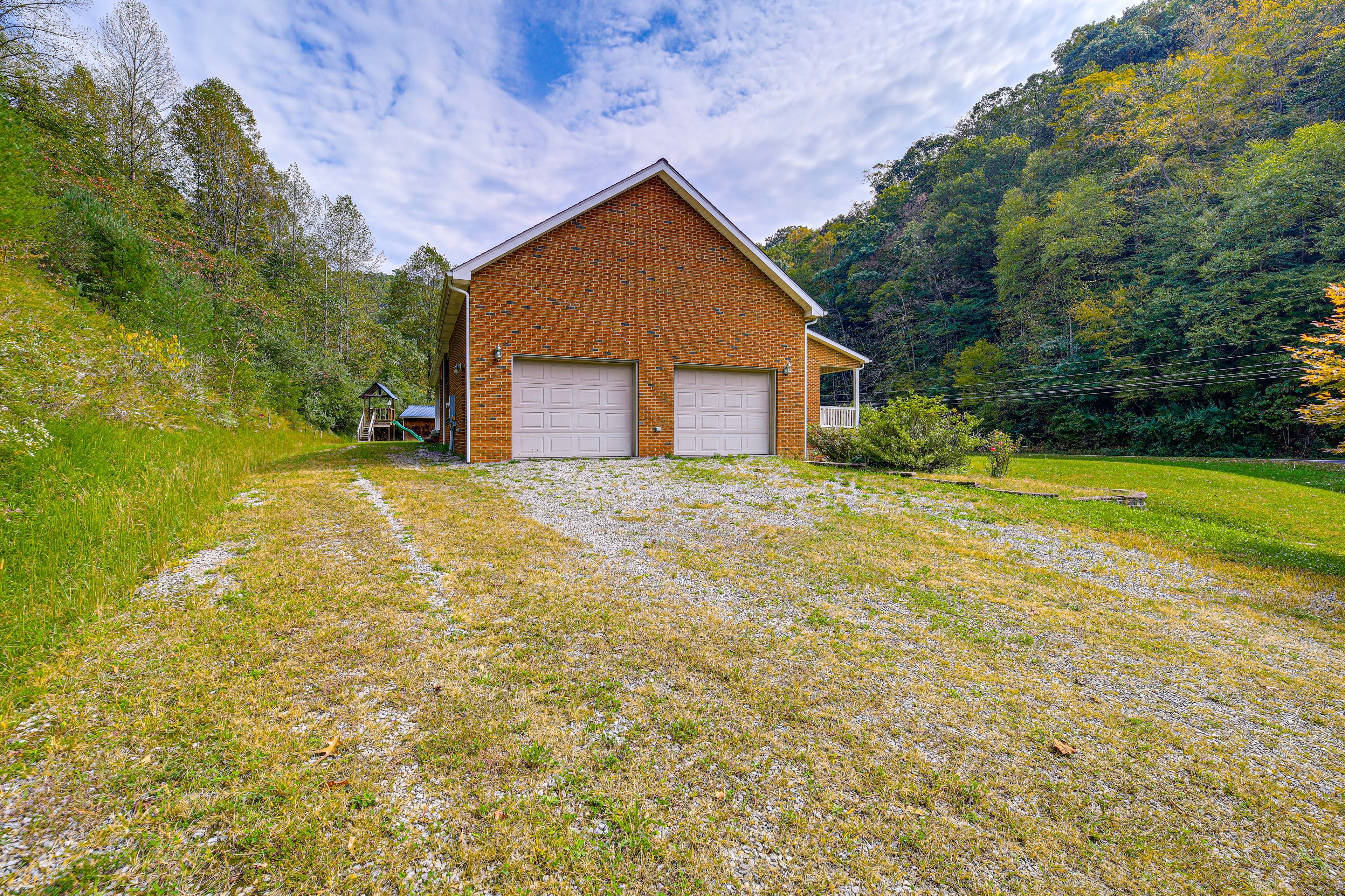 Parking | Driveway (3 Vehicles) | RV/Trailer Parking Available