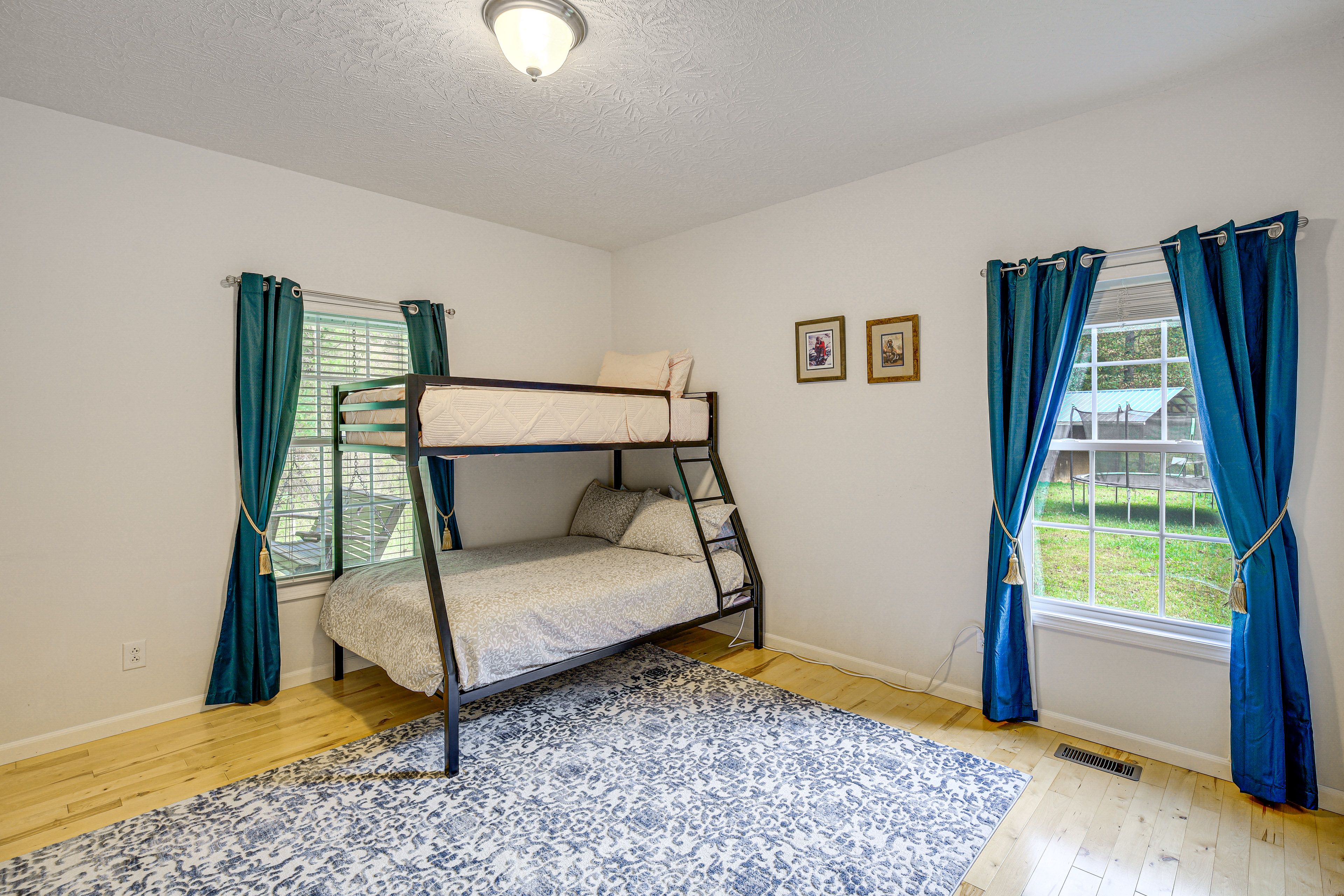 Bedroom 3 | Twin/Queen Bunk Bed