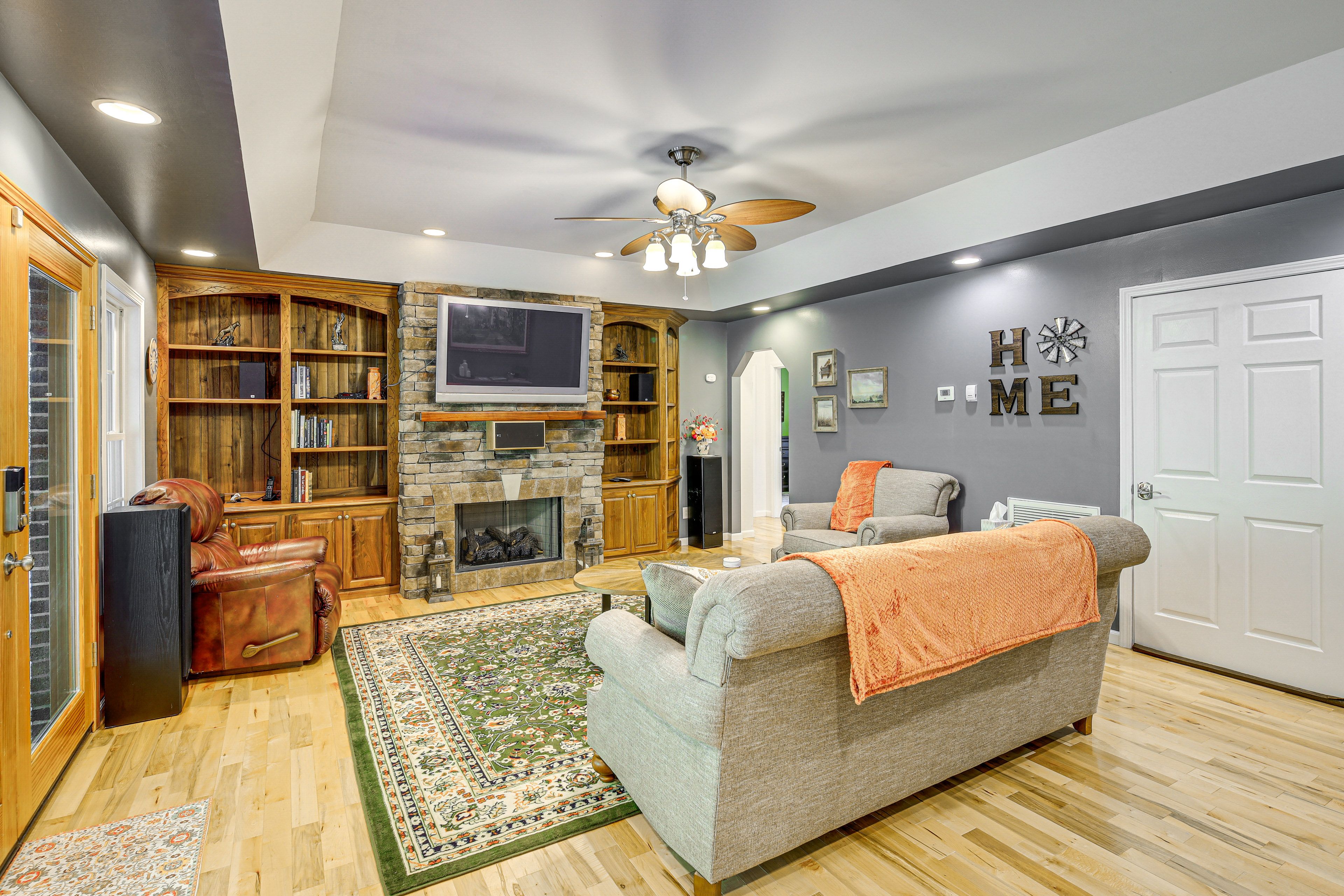 Living Room | Flat-Screen TV w/ Cable