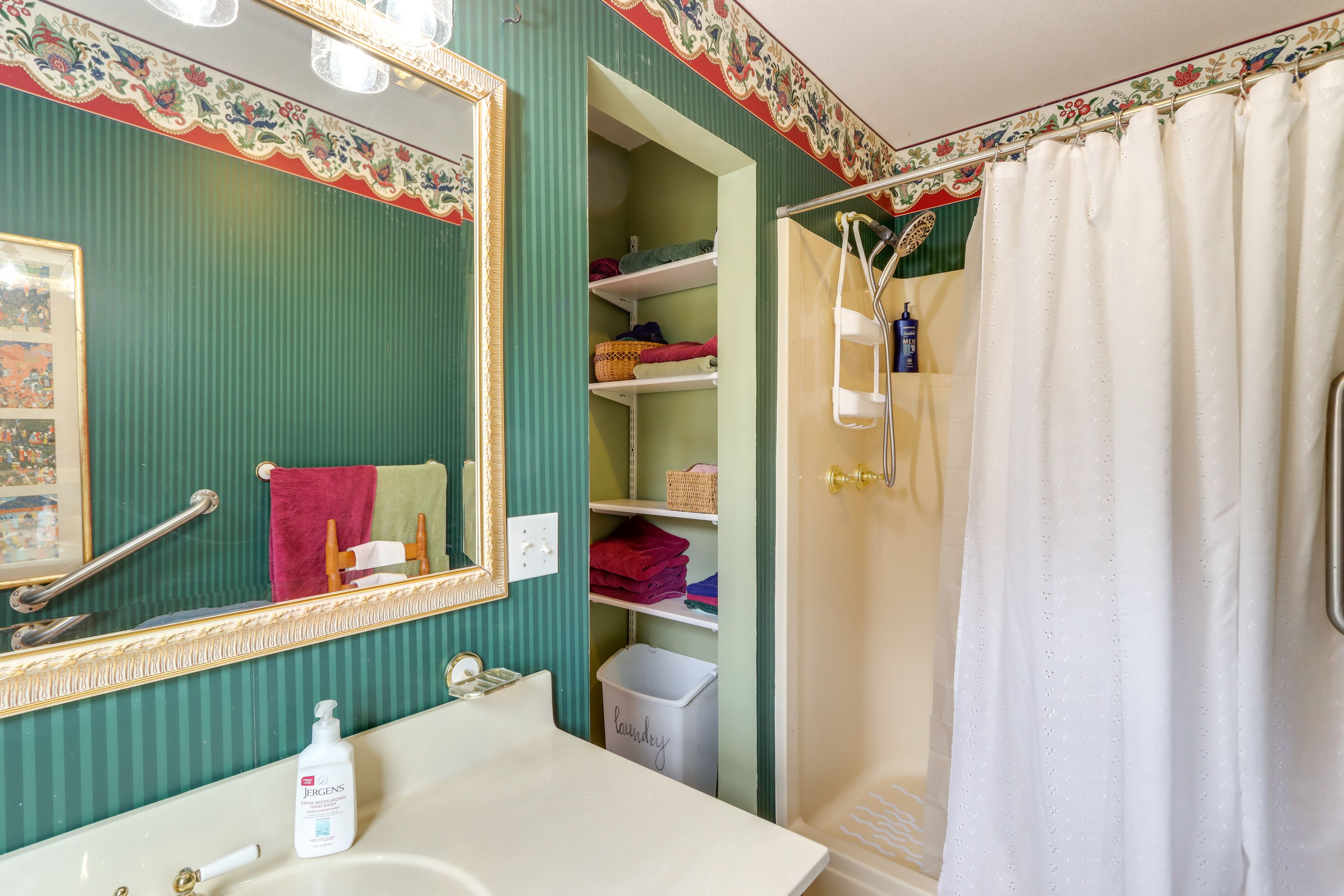 Full Bathroom | 1st Floor | Towels Provided