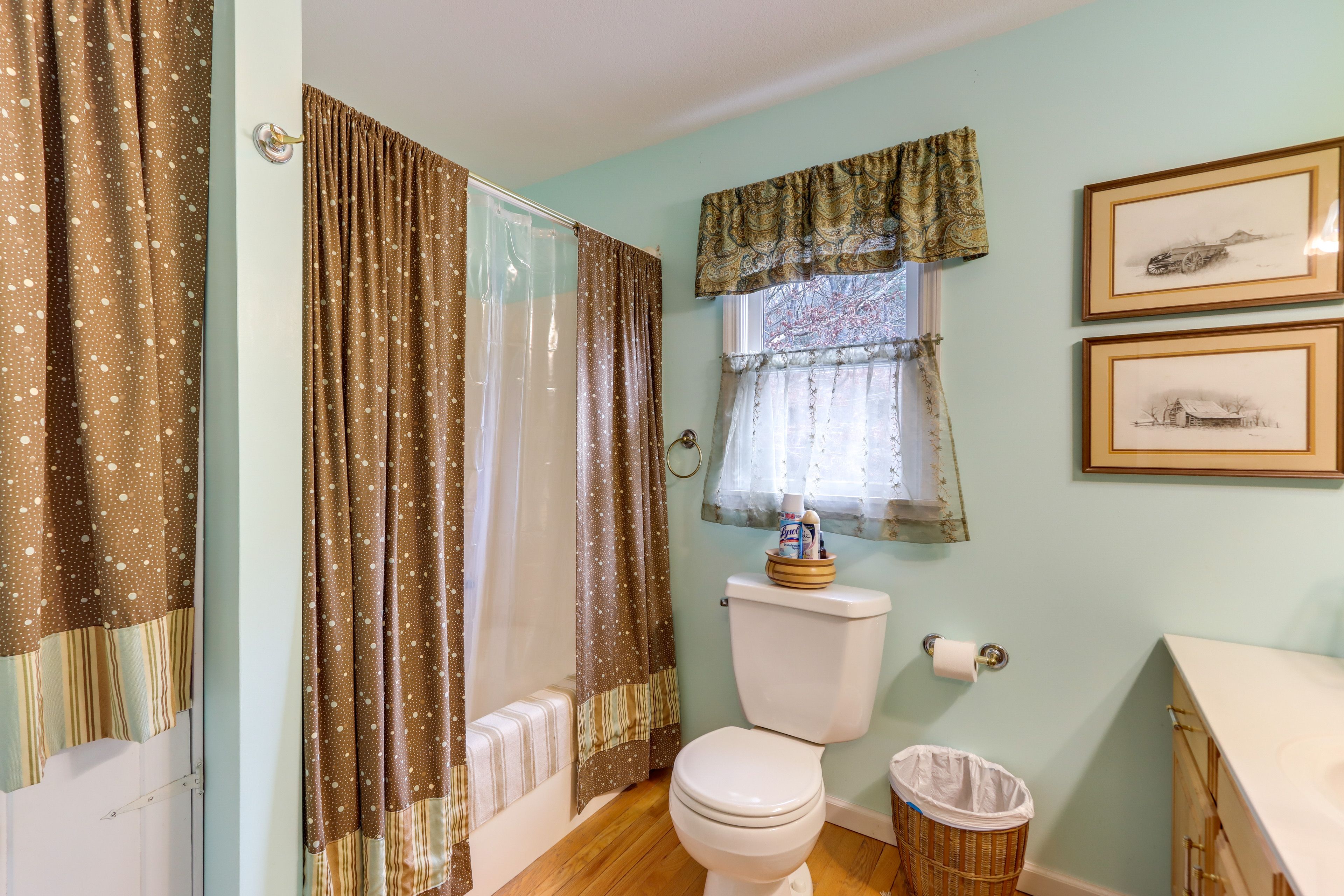 Full Bathroom | 2nd Floor | Towels Provided
