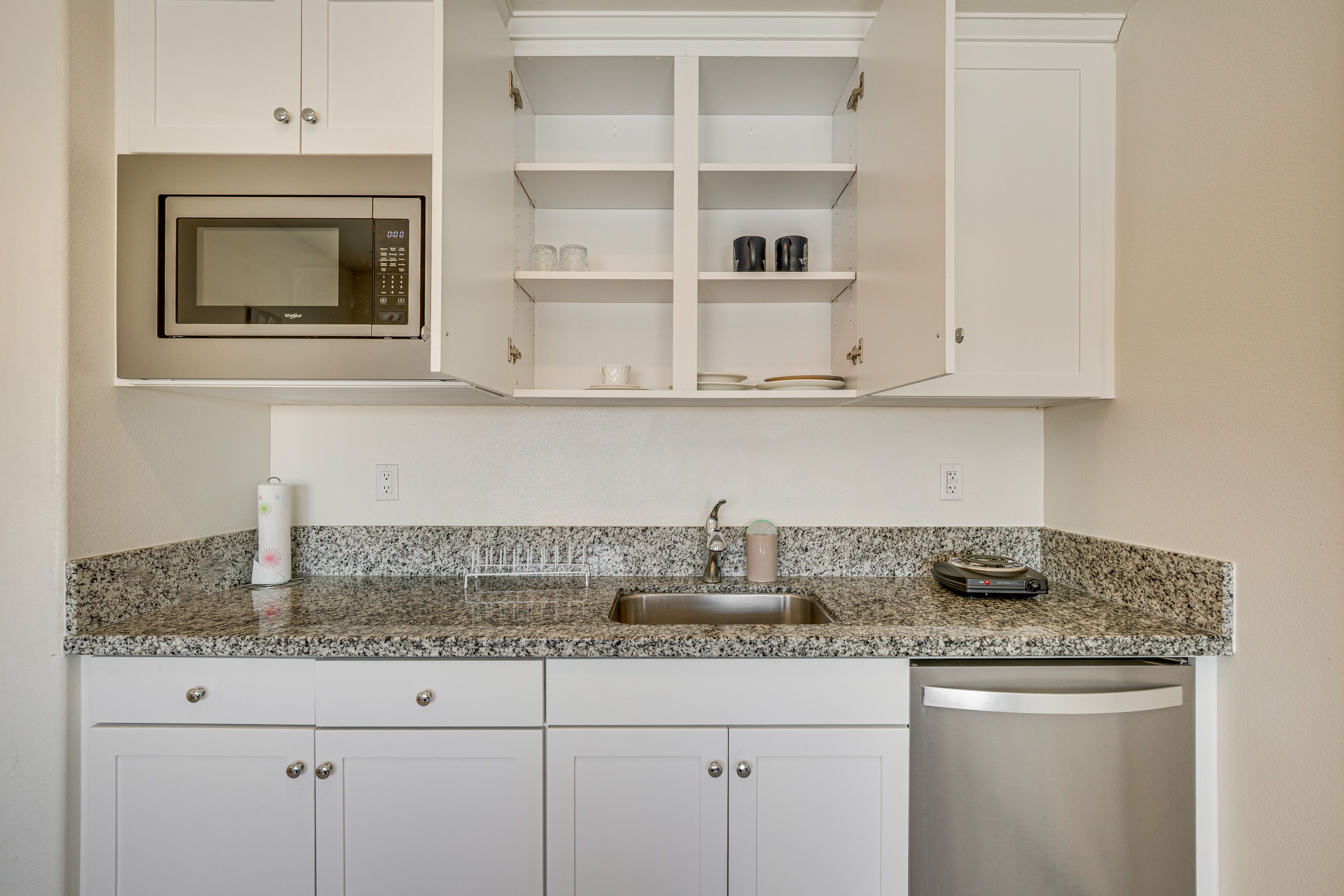 Kitchenette | Mini Fridge | Microwave | Hot Plate