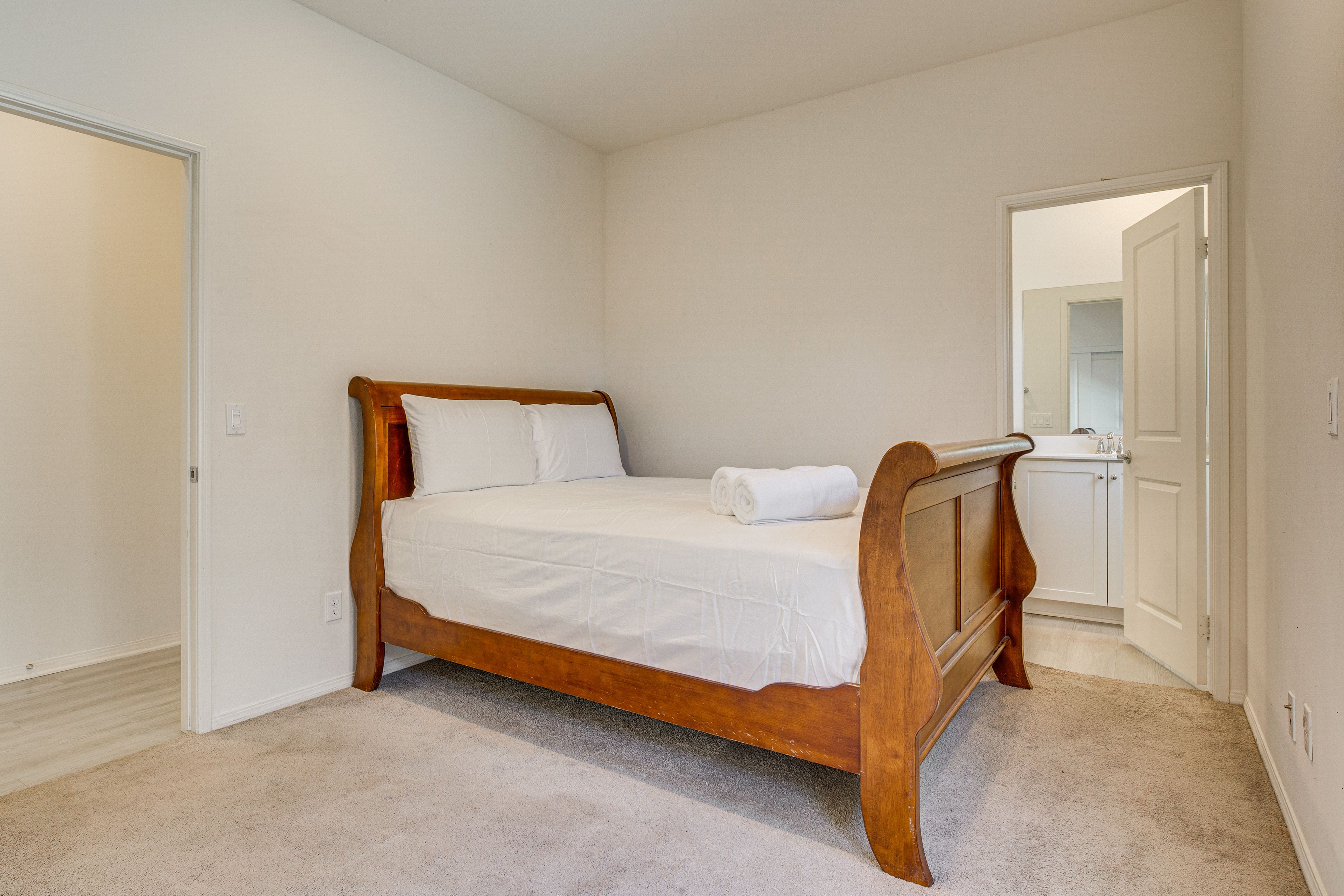 Bedroom | Queen Bed | Linens Provided