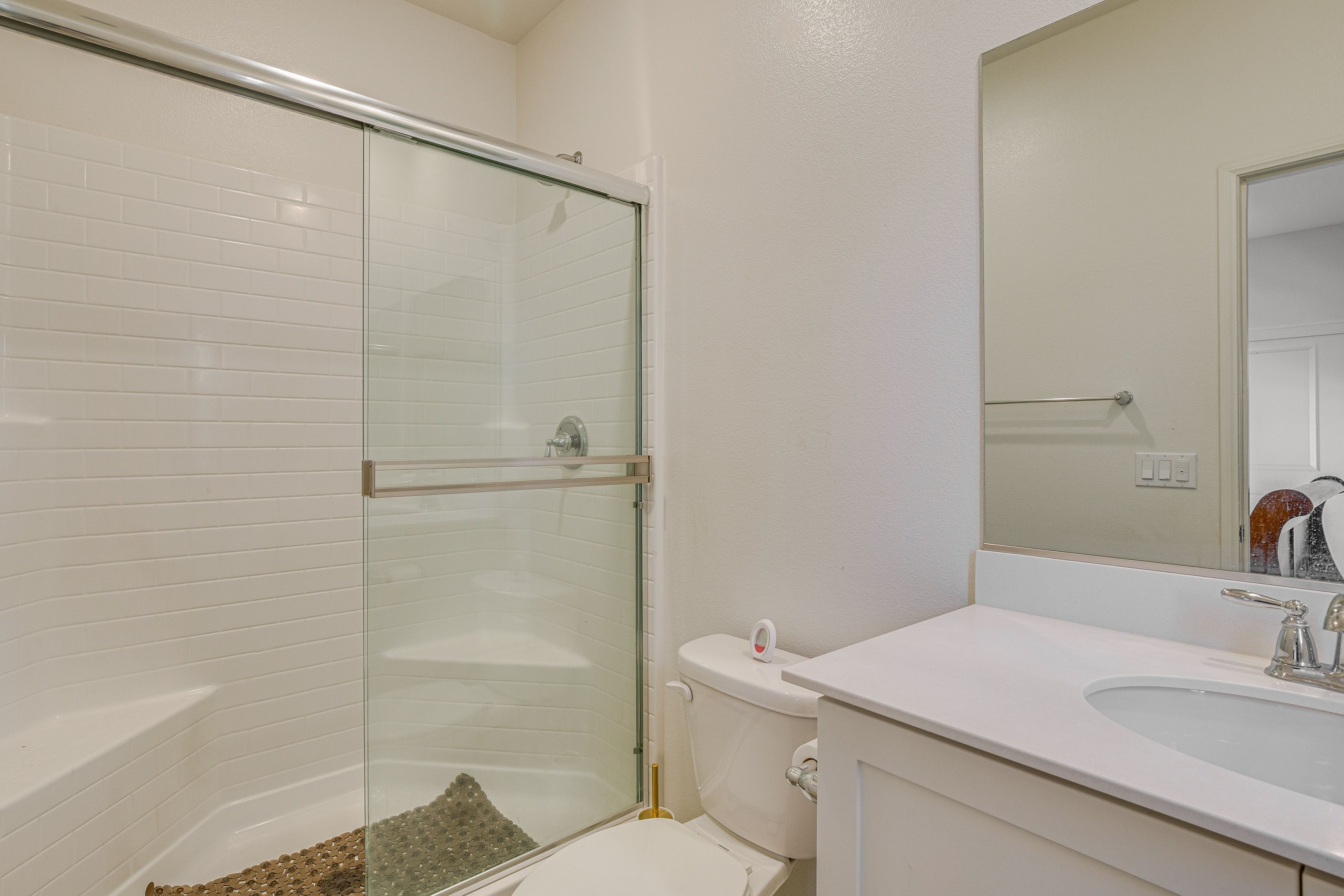 Full Bathroom | Towels Provided