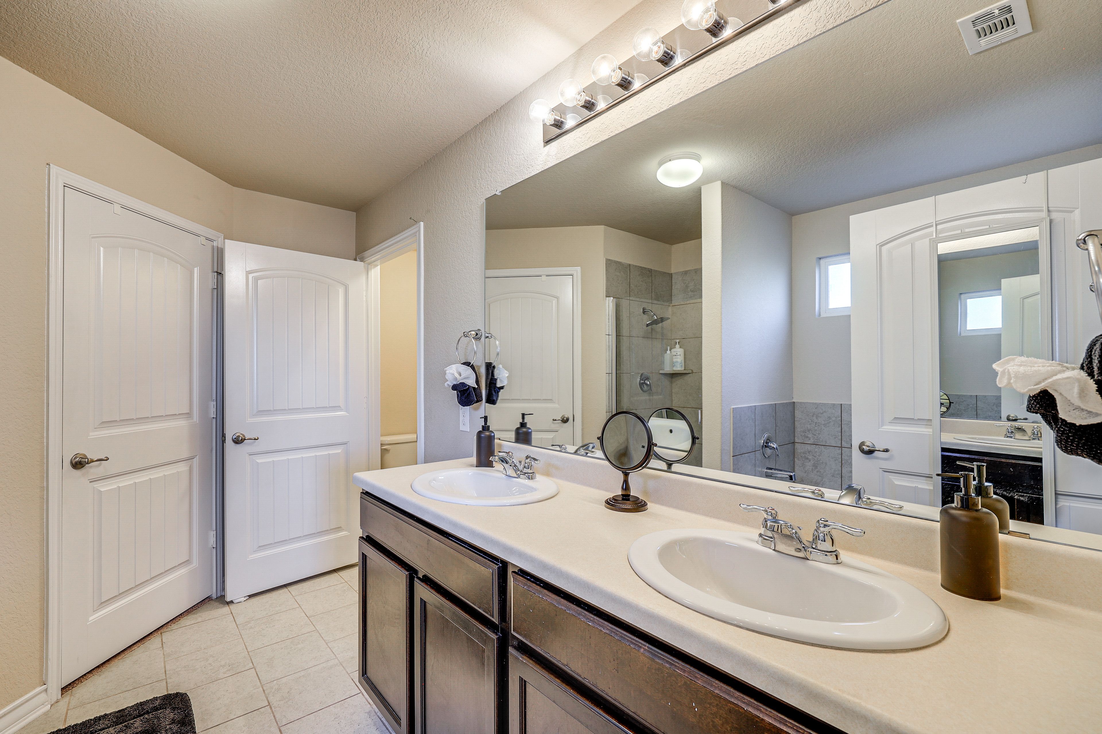 En-Suite Bathroom | 1st Floor | Towels Provided