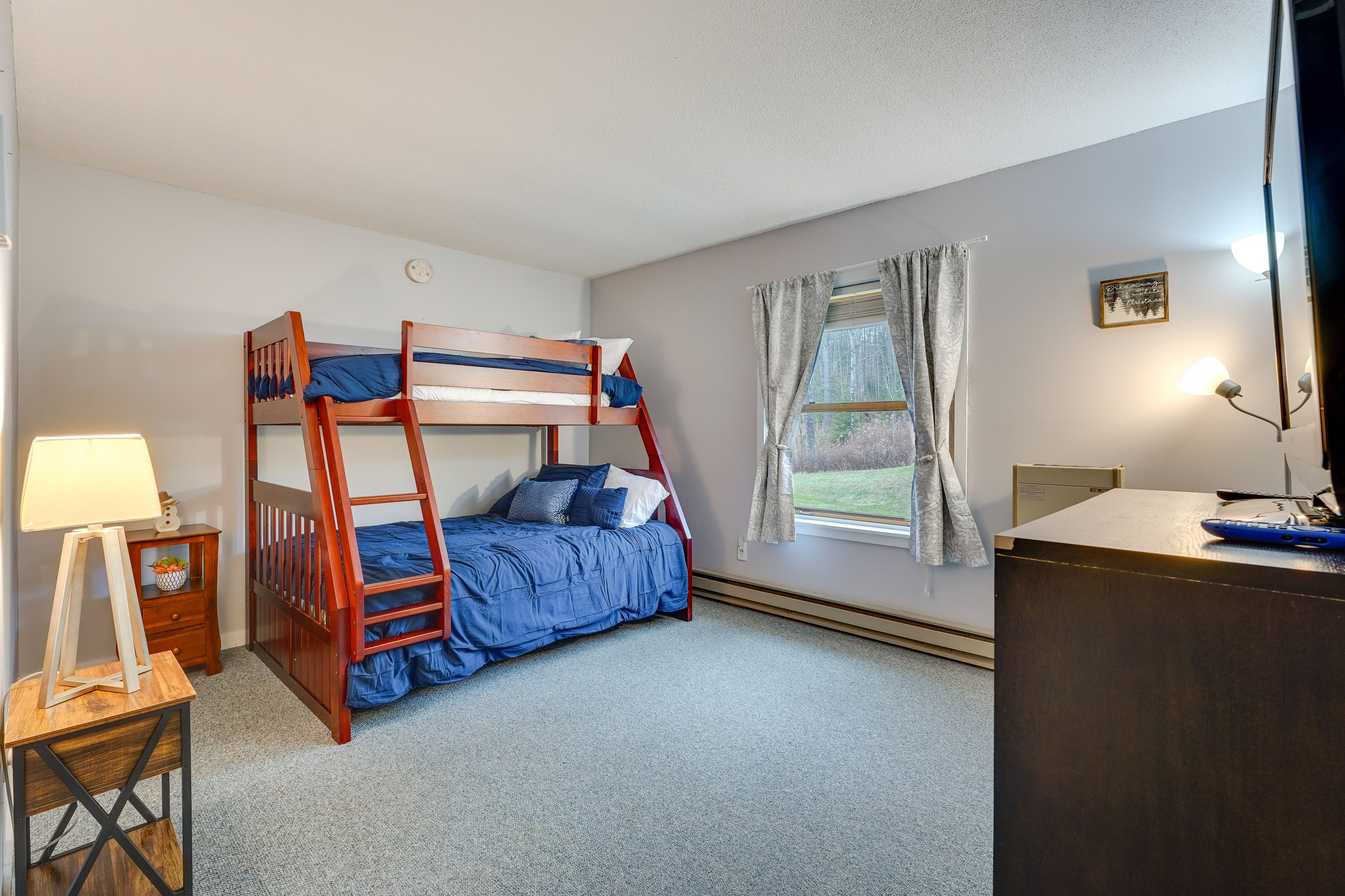 Bedroom 2 | Twin/Full Bunk Bed