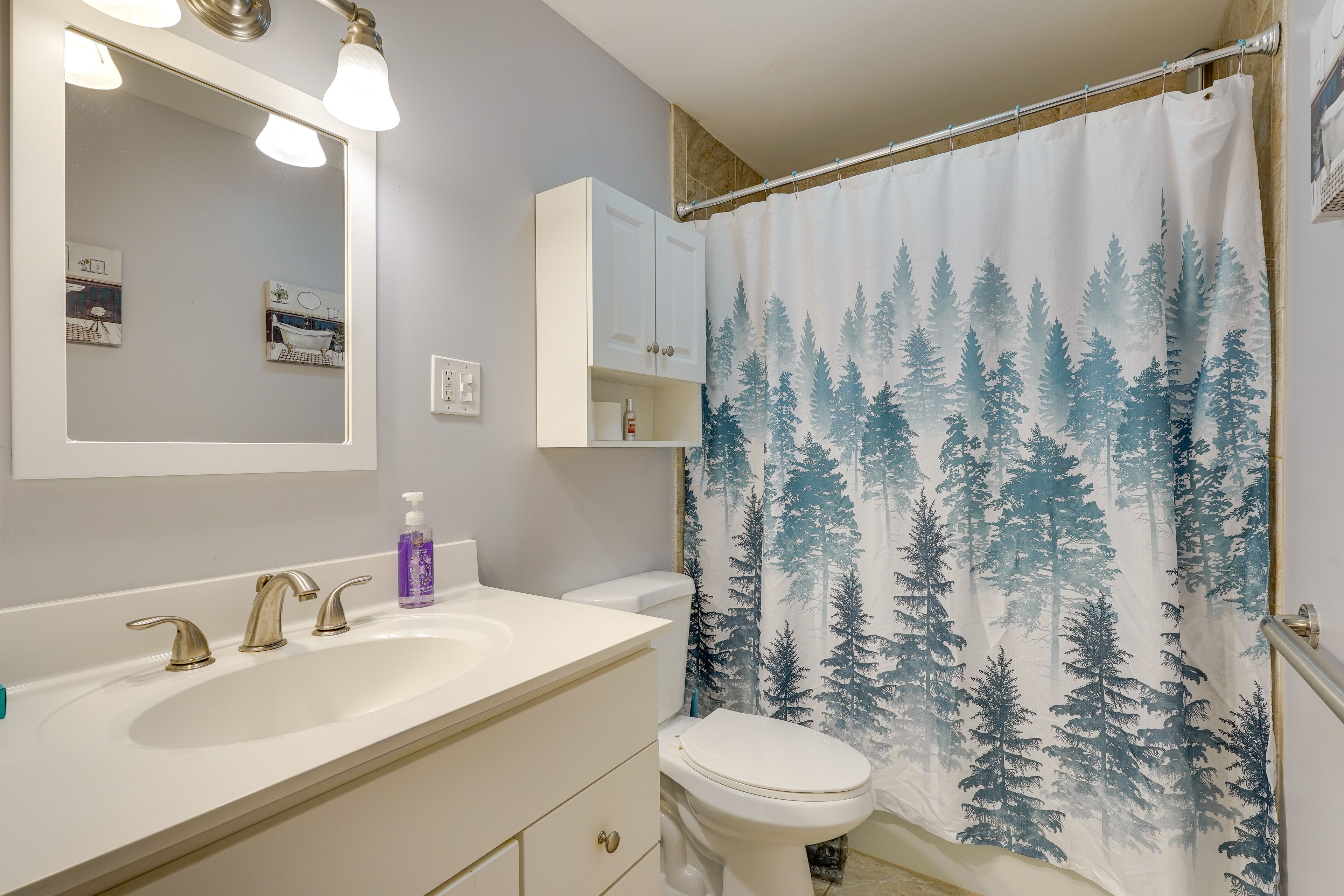 Full Bathroom | Towels Provided