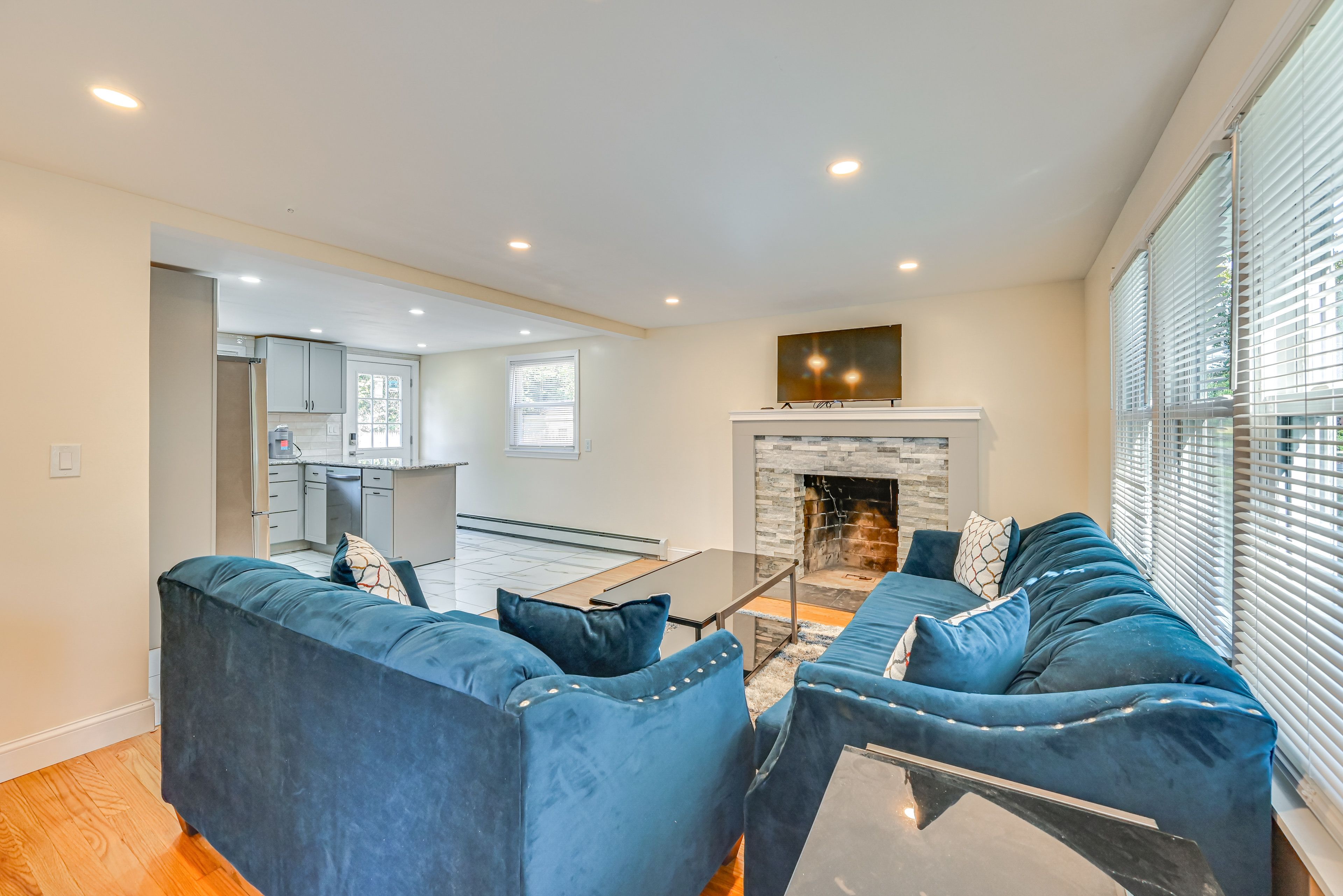 Living Room | 1st Floor | Smart TV | Breakfast Nook | Free WiFi