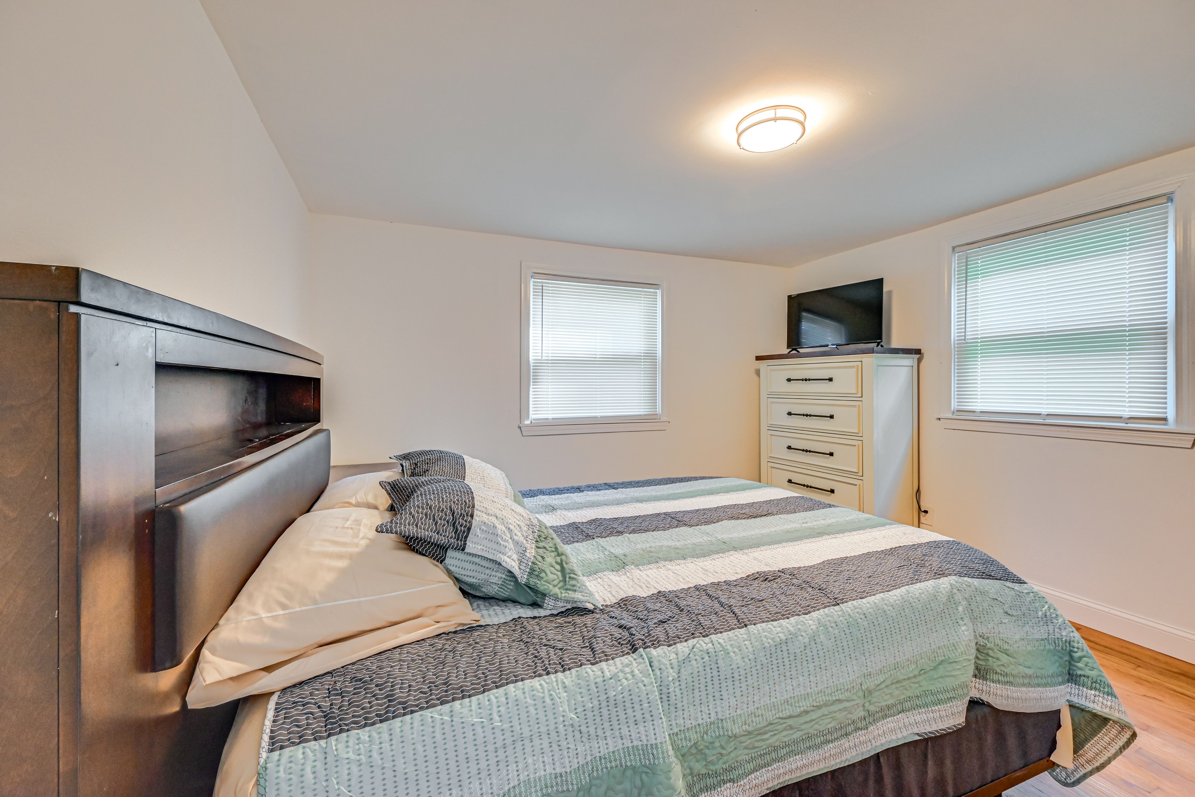 Bedroom 1 | 1st Floor | Queen Bed | Smart TV | Linens Provided