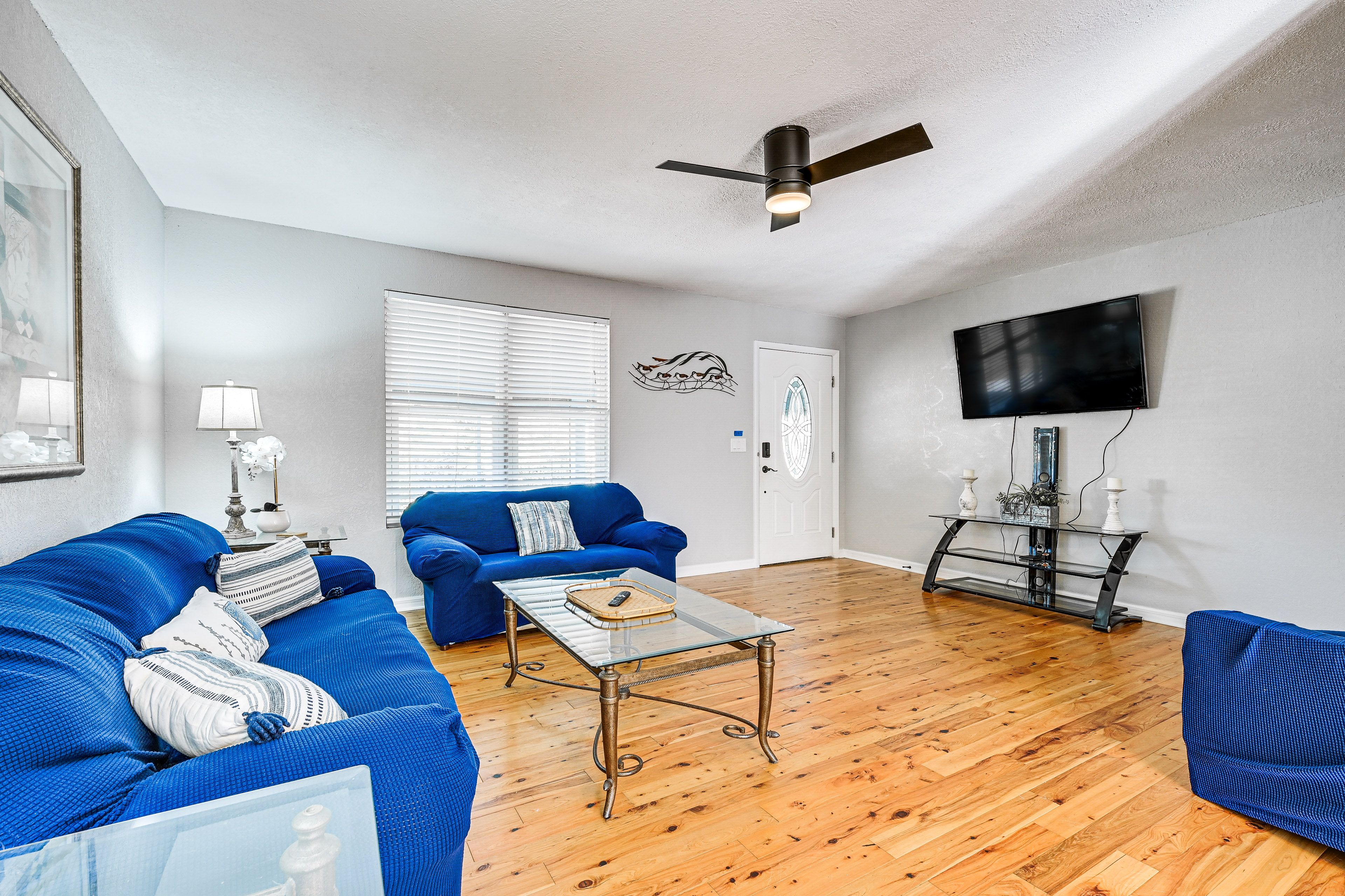 Living Room | Smart TV | Free WiFi | Central Heating & A/C