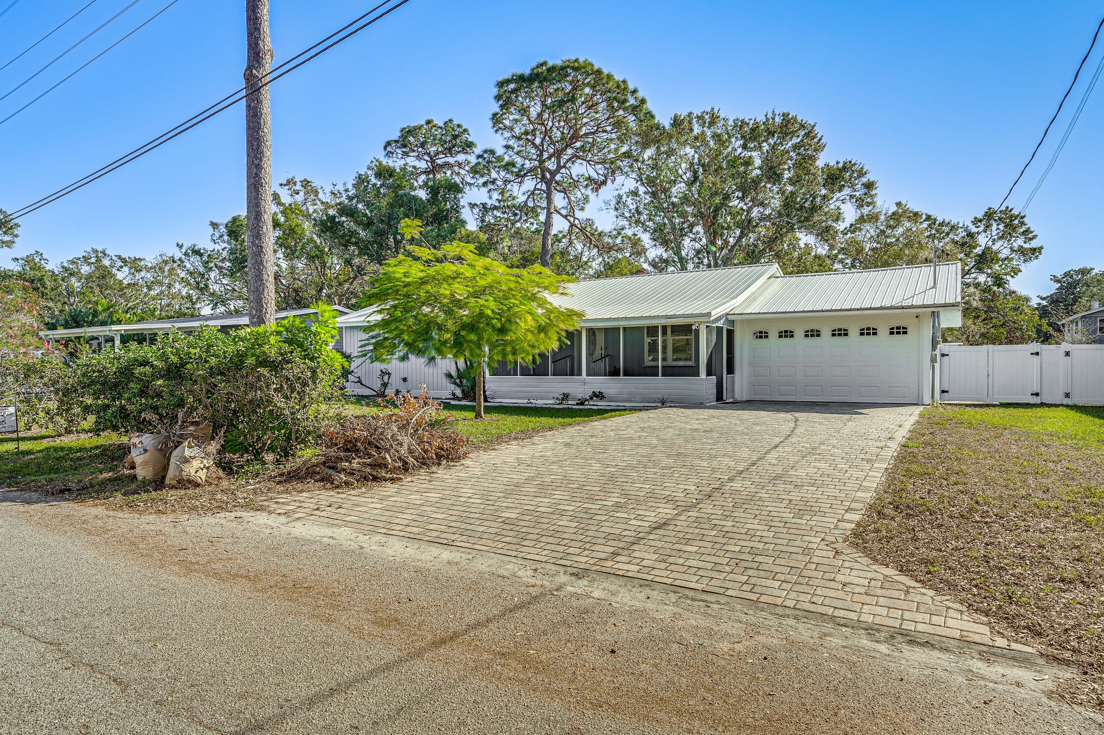 Parking | Garage (1 Vehicle) | Driveway (4 Vehicles)