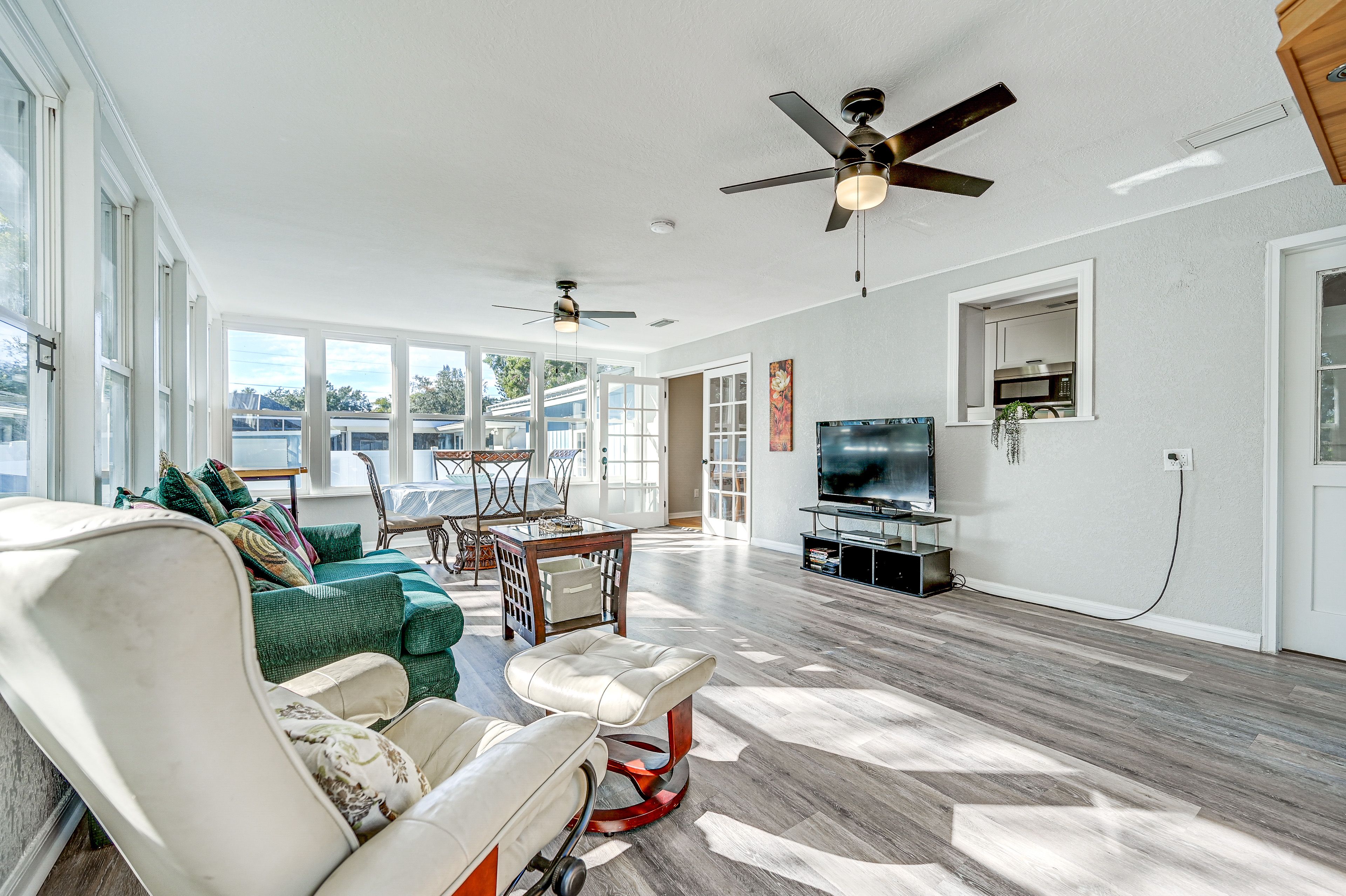Sunroom | Additional Dining Area | Smart TV | Sauna