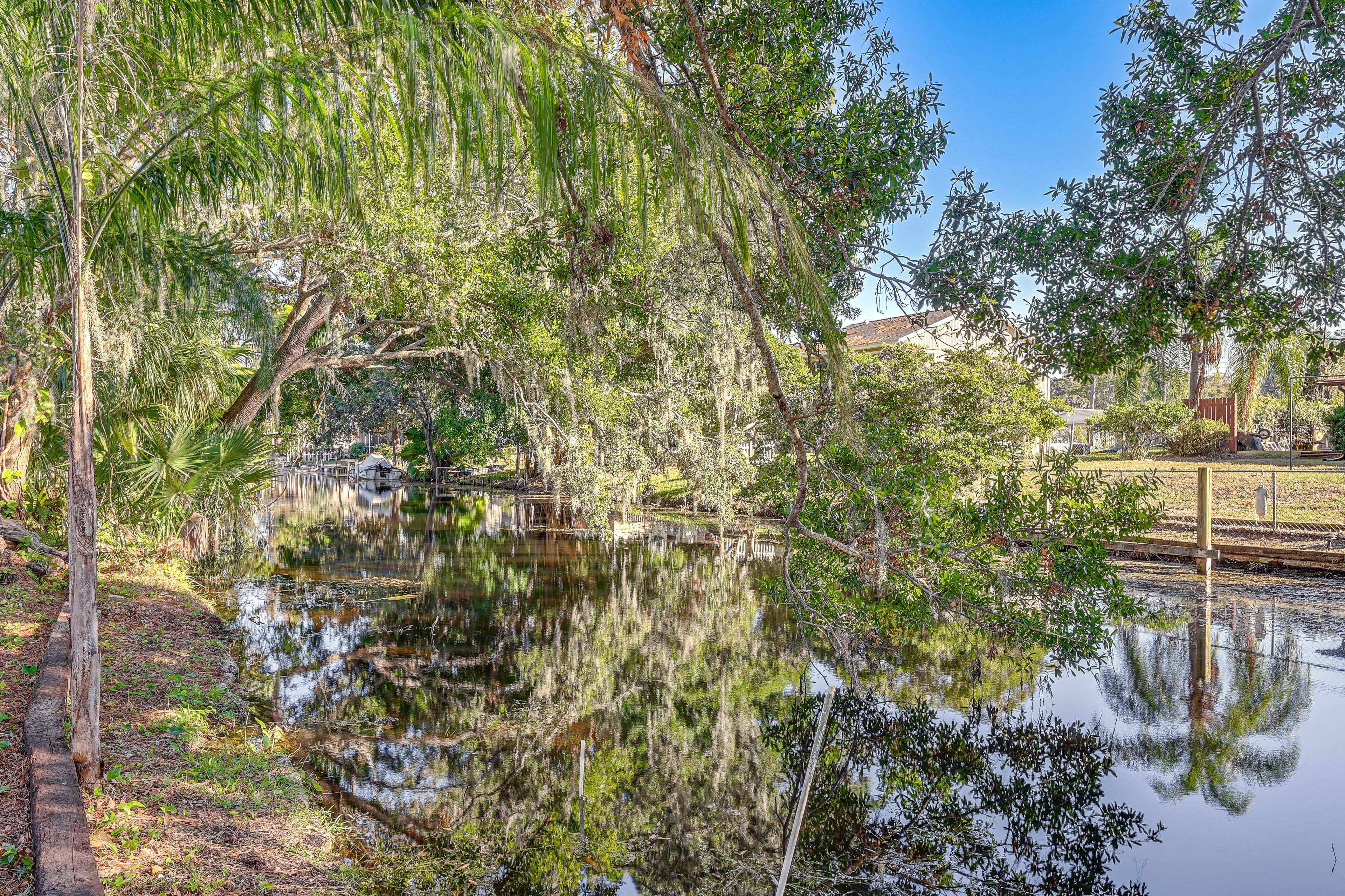 On-Site Lake Tarpon Access | Private Dock & Boat Lift | 7 Mi to Sunset Beach