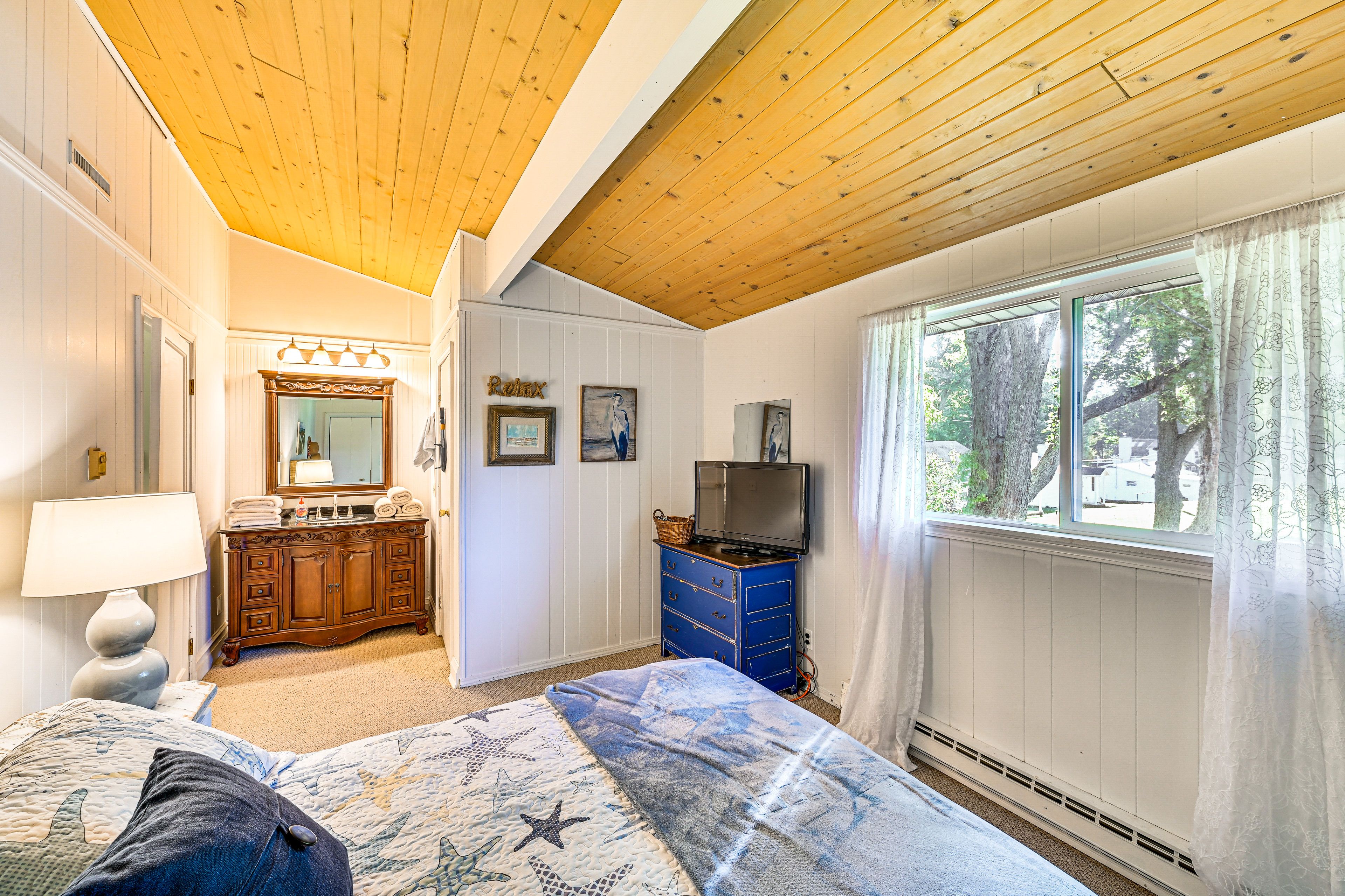 Bedroom 1 | 1st Floor | Queen Bed