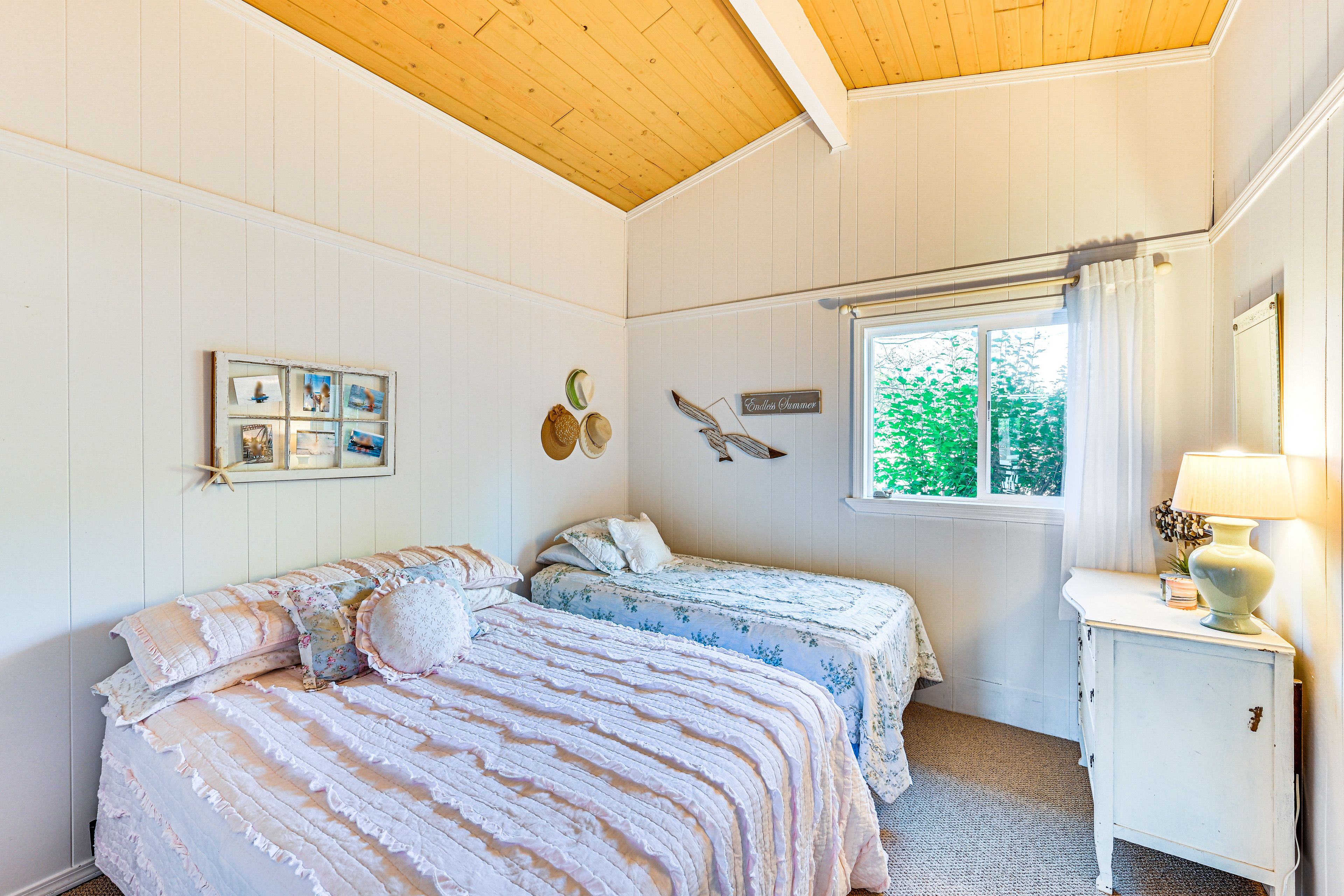 Bedroom 2 | 1st Floor | Queen Bed | Twin Bed