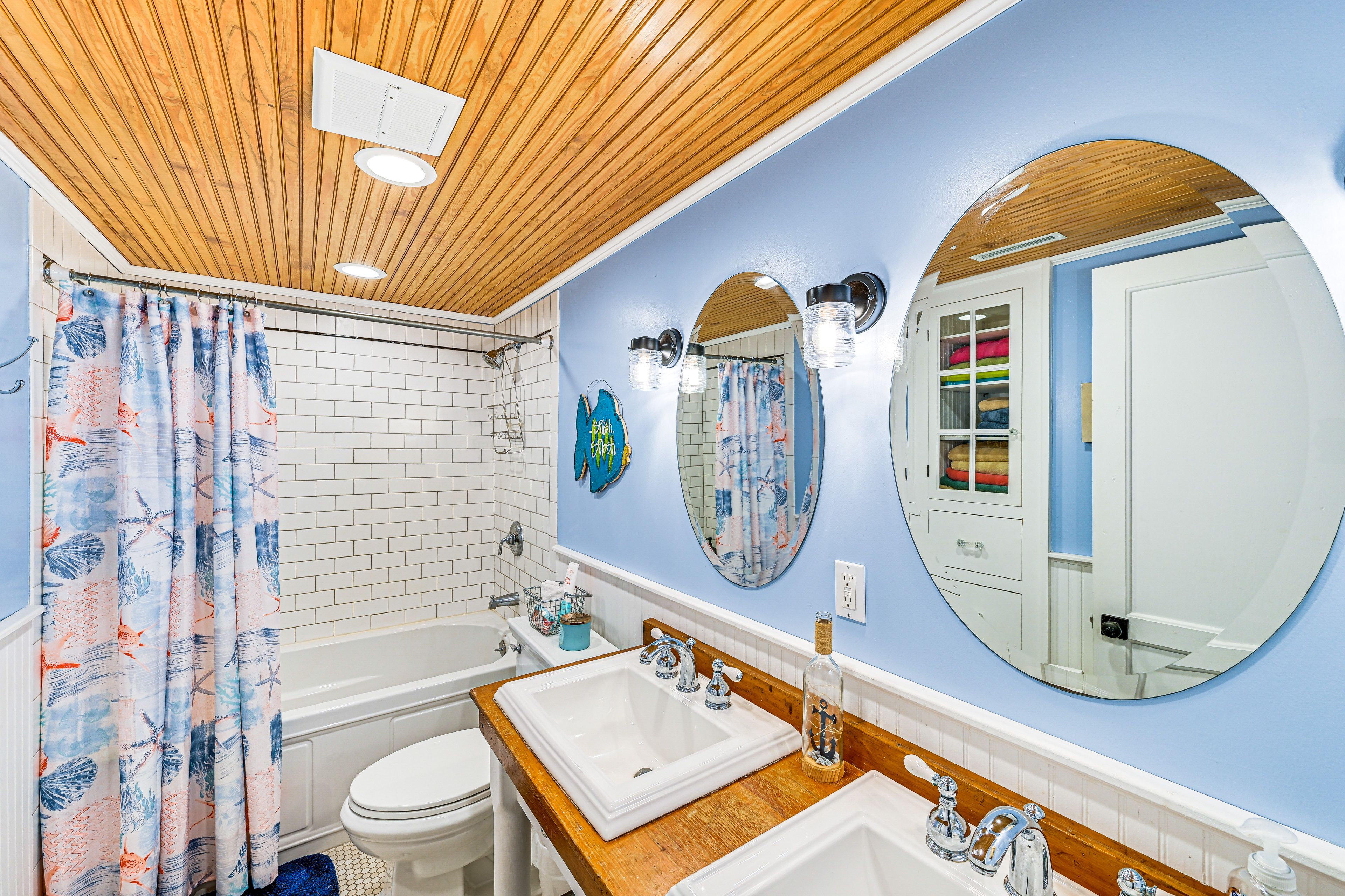 Full Bathroom | 1st Floor | Complimentary Toiletries