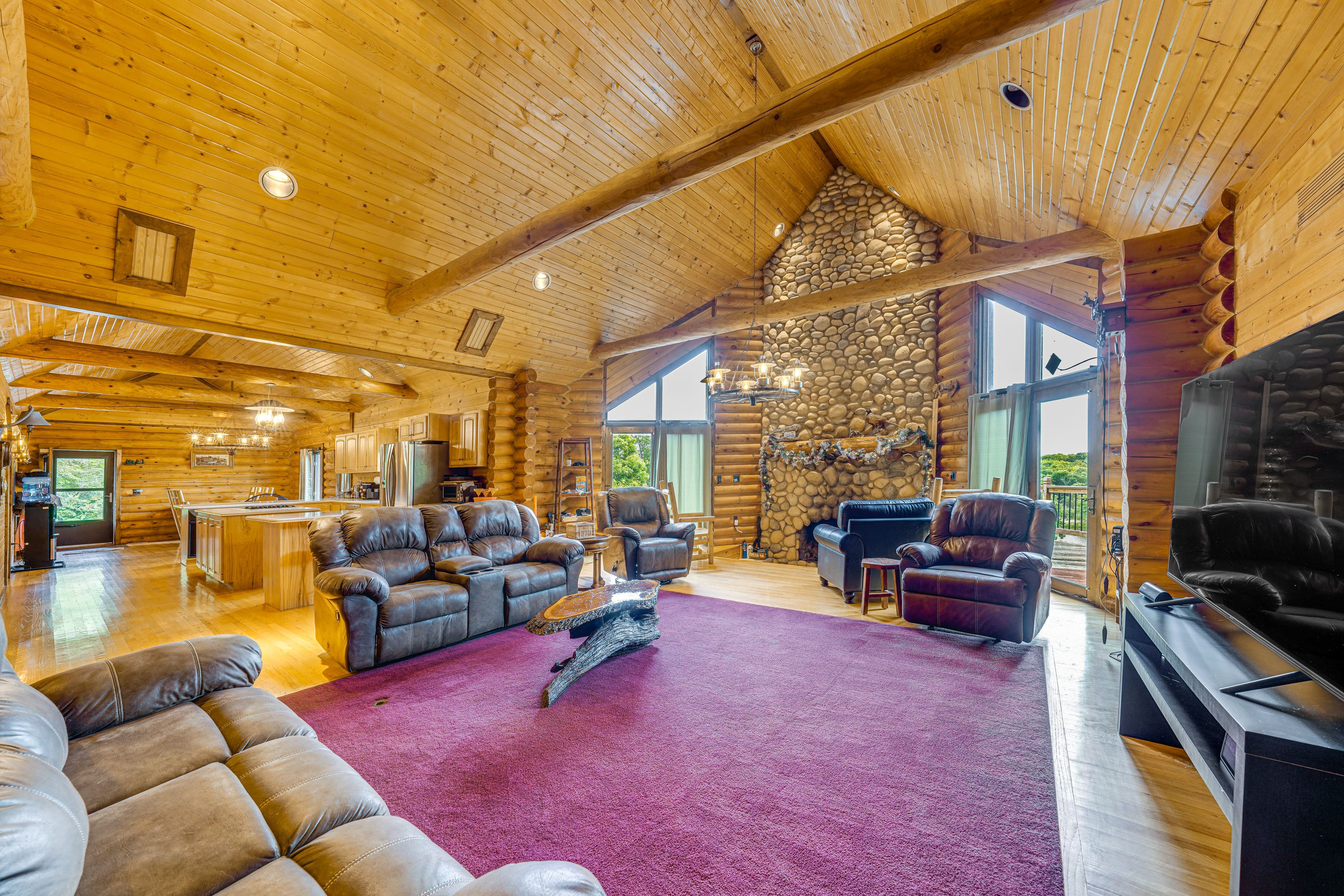 Living Room | Smart TV | Free WiFi | Central Heating & A/C | Main Level