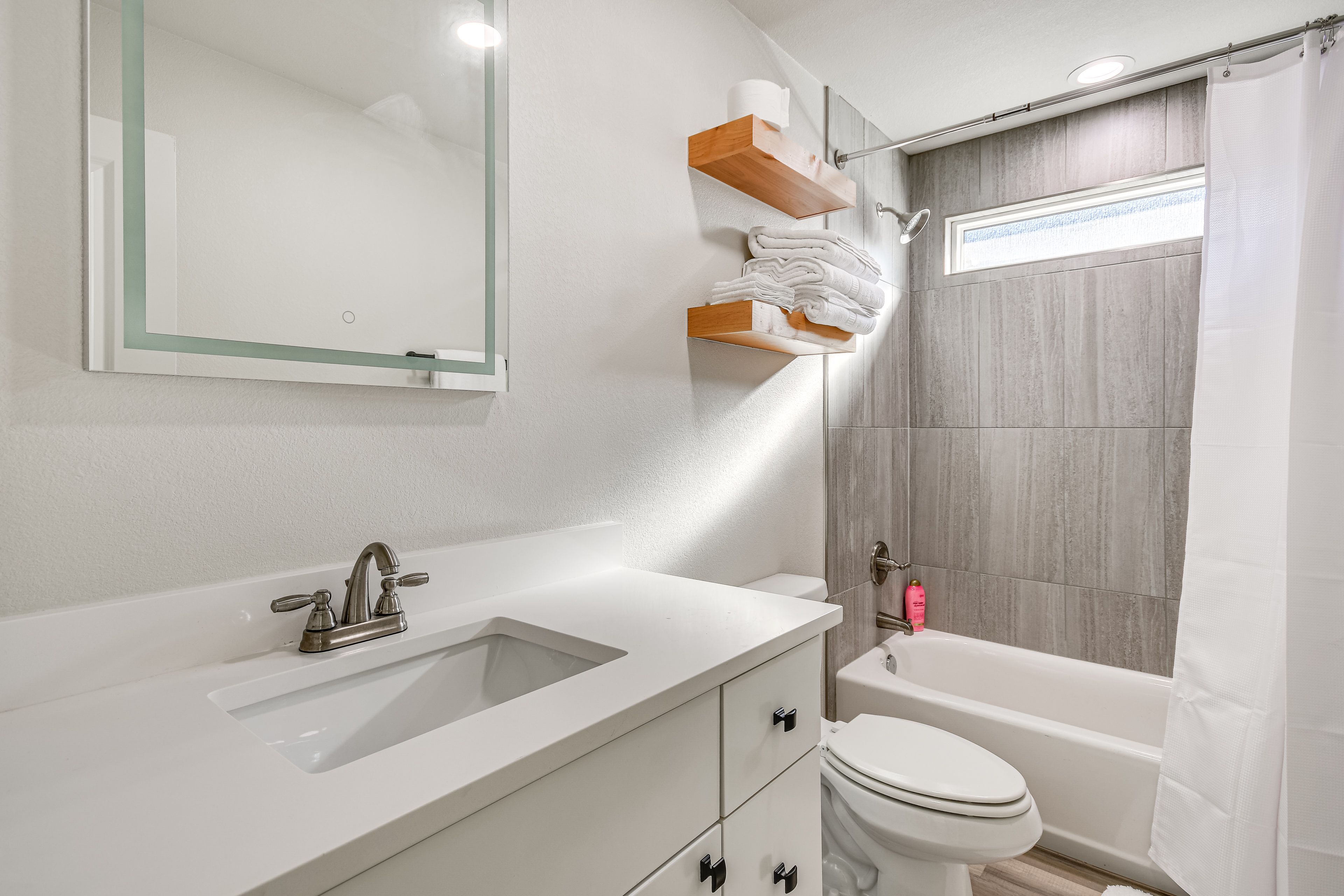 Full Bathroom | 2nd Floor