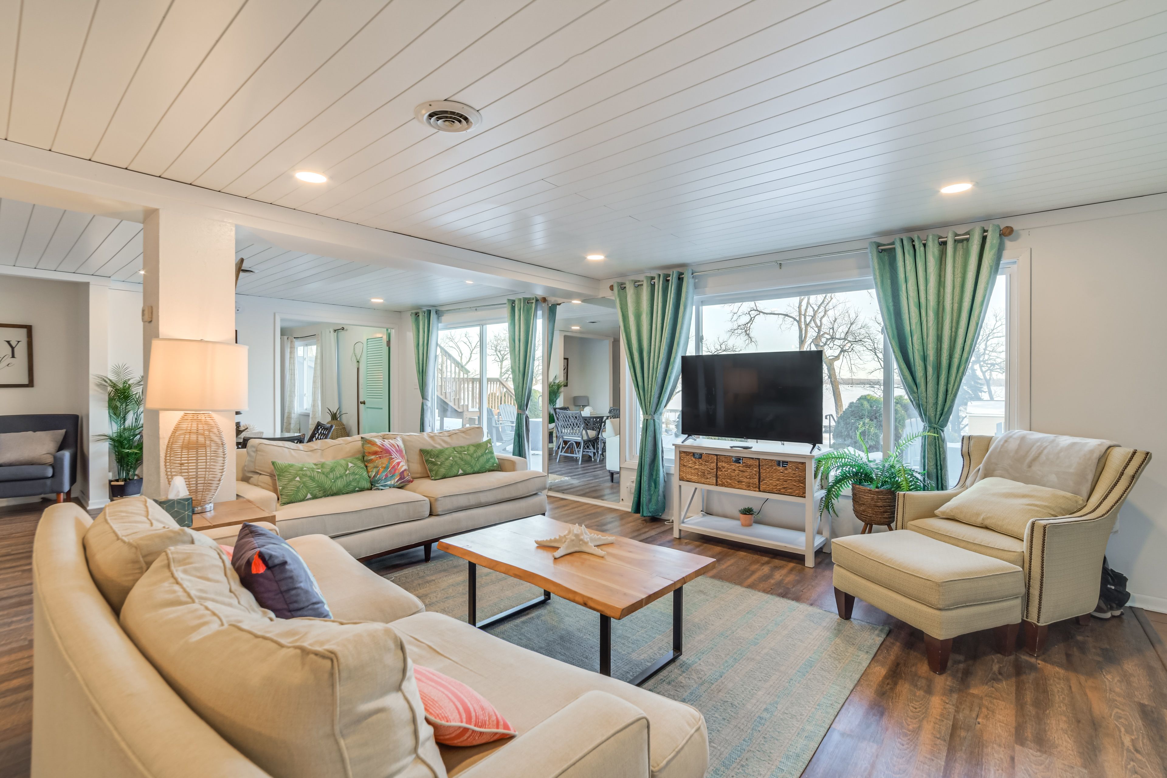 Living Room | Central A/C & Heating | Smart TV