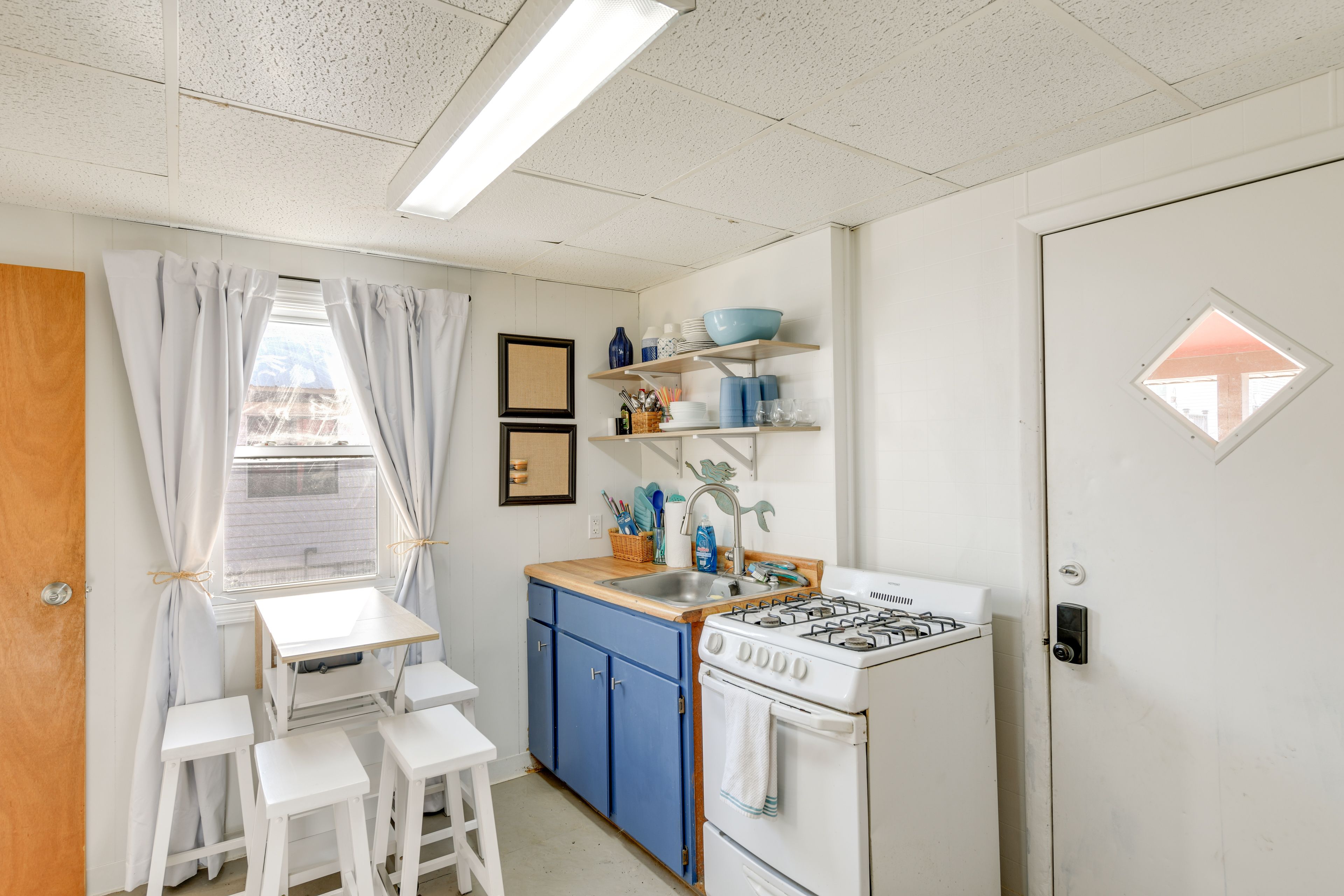 Kitchen & Dining Area | Toaster | Cooking Basics | Dishware & Flatware