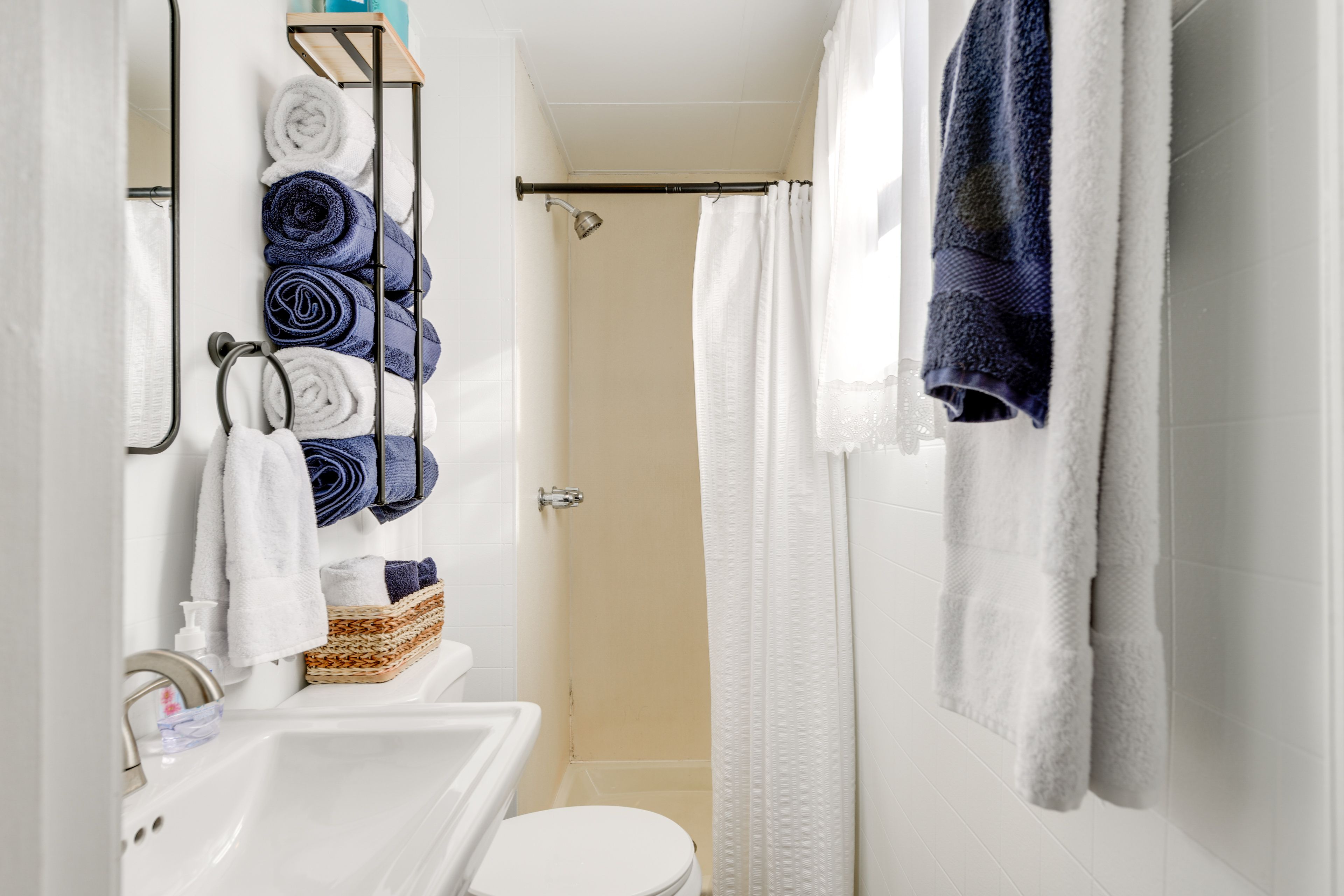 Full Bathroom | Towels Provided | Complimentary Toiletries
