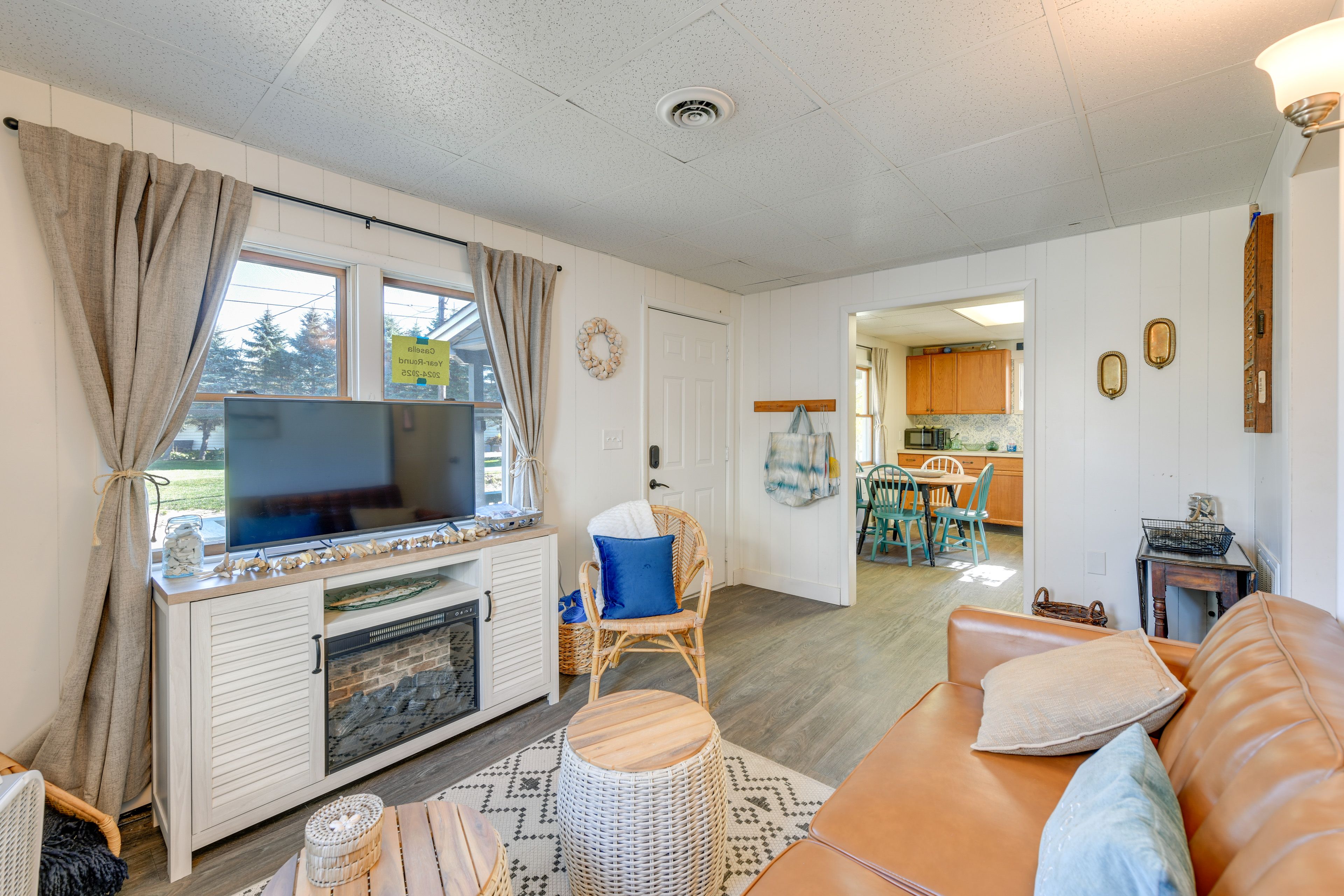 Irving Vacation Rental | 3BR | 1BA | 750 Sq Ft | 4 Steps Required