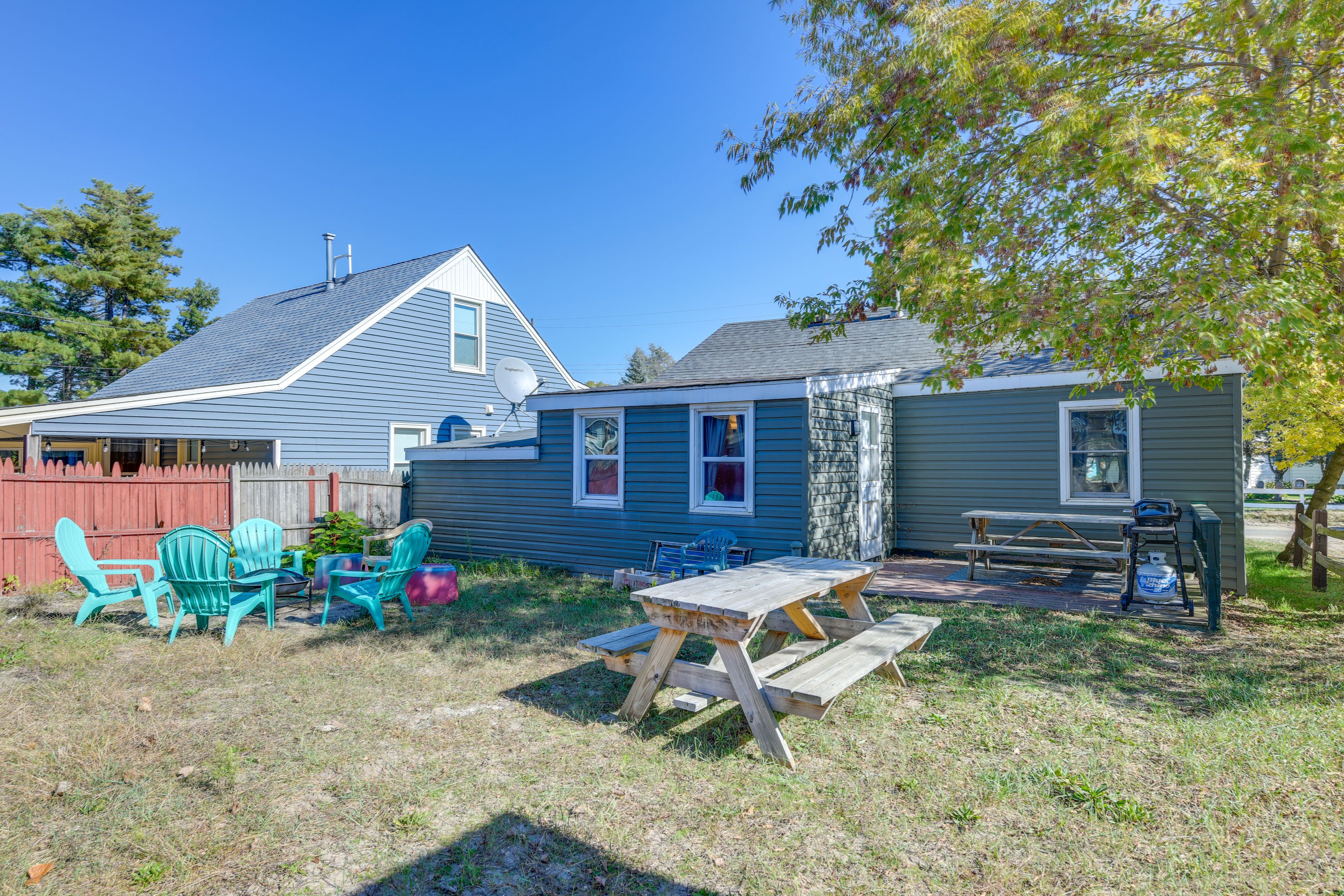 Shared Backyard & Fire Pit | Gas Grill | Walk to Beach & Restaurants