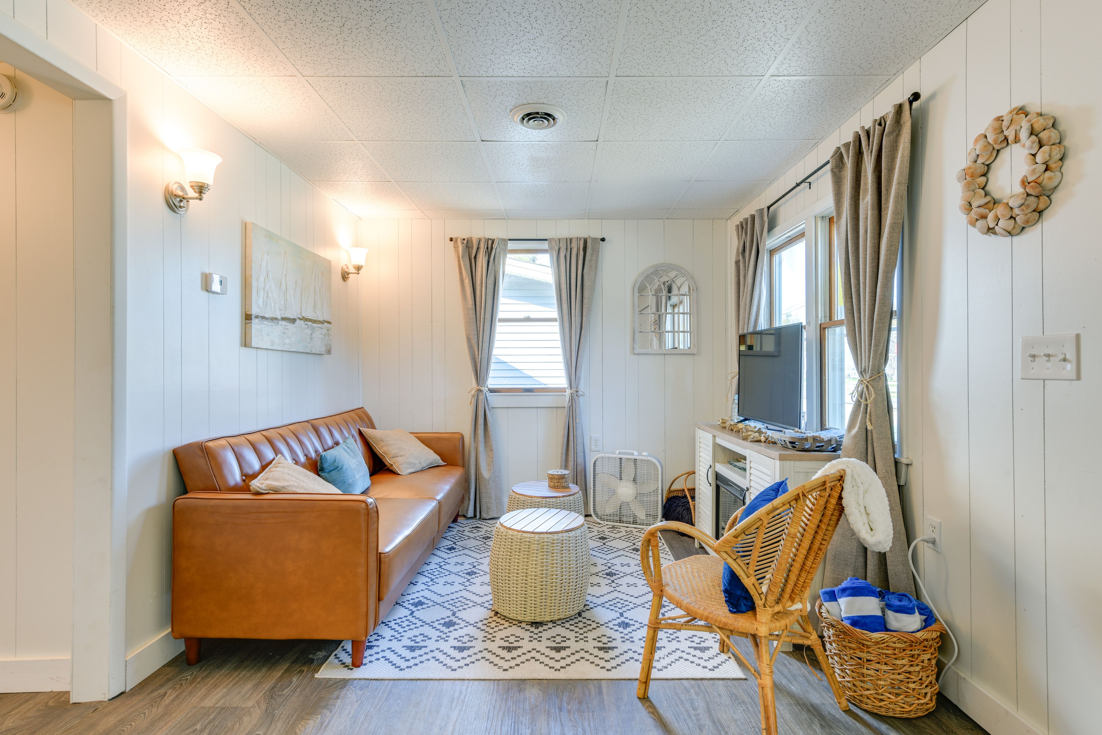 Living Room | Sleeper Sofa | Smart TV | Free WiFi | Electric Fireplace