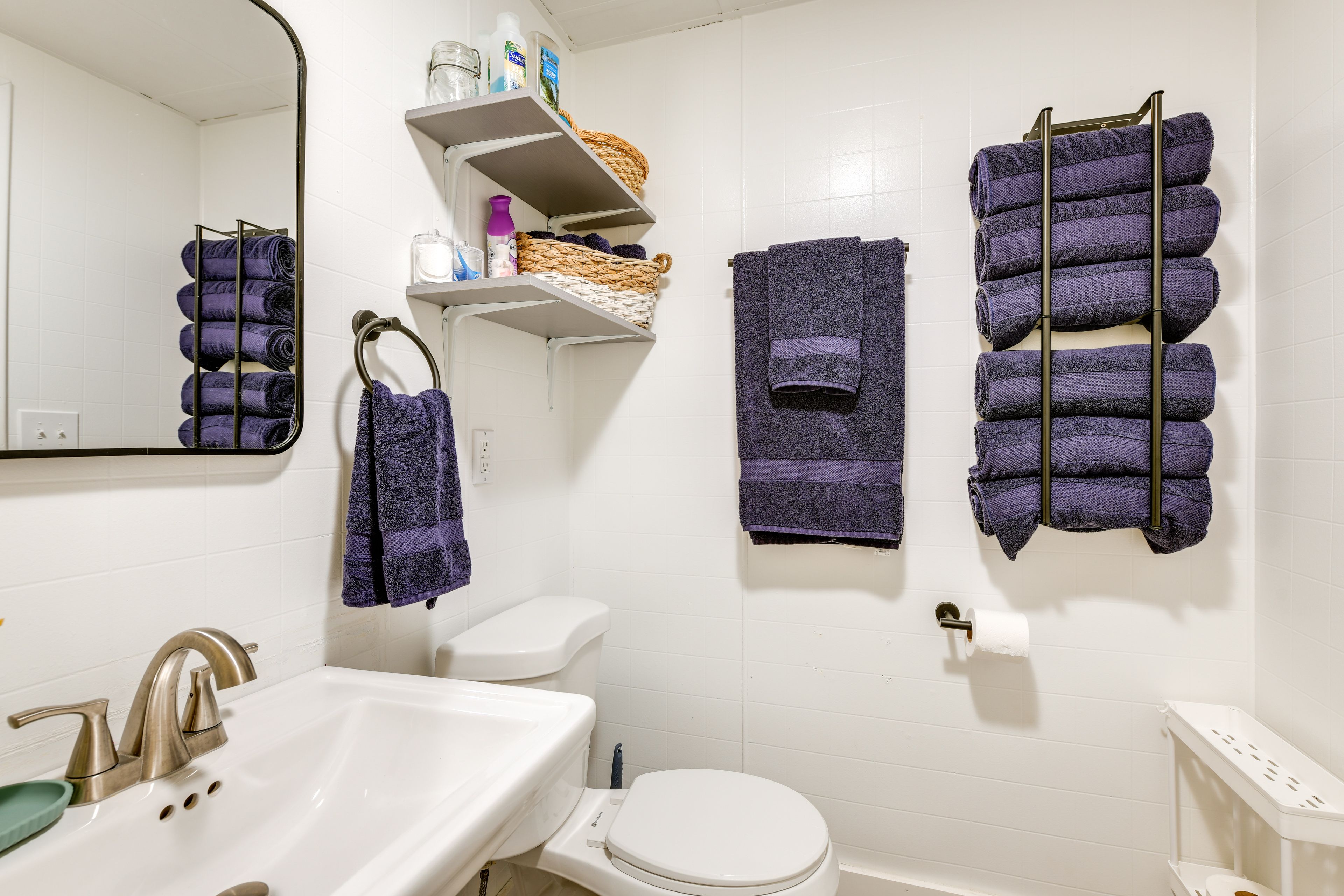 Full Bathroom | Towels Provided | Complimentary Toiletries